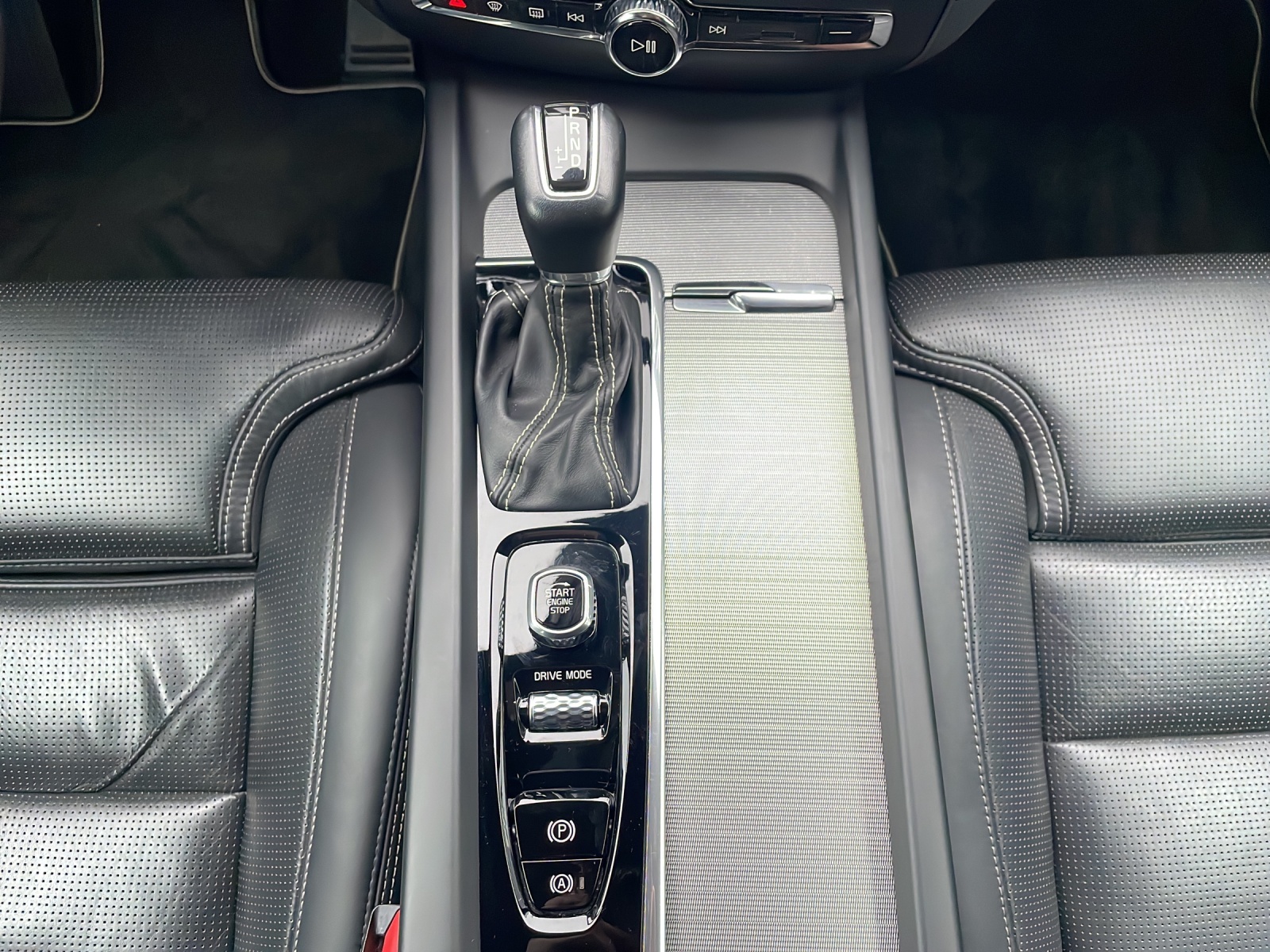 VOLVO V60 T6 AWD R-Design Geartronic-image-12