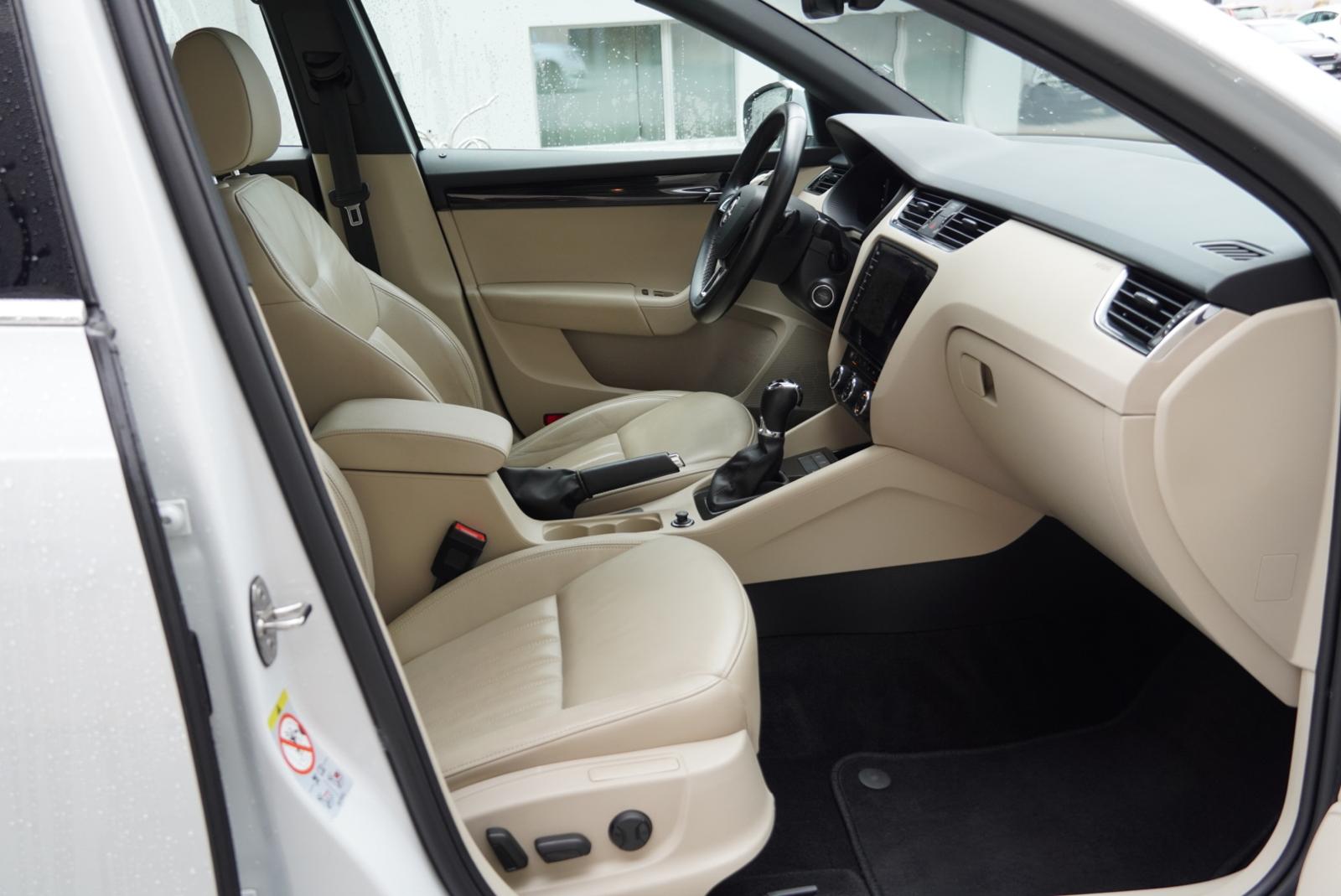 SKODA Octavia Combi 2.0 TDI Soleil 4x4 DSG-image-22