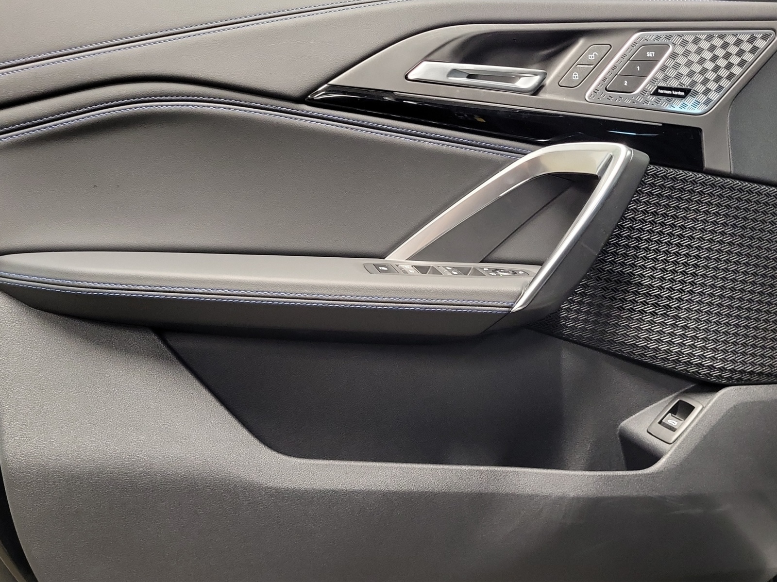 BMW iX1 xDrive 30 M Sport-image-17