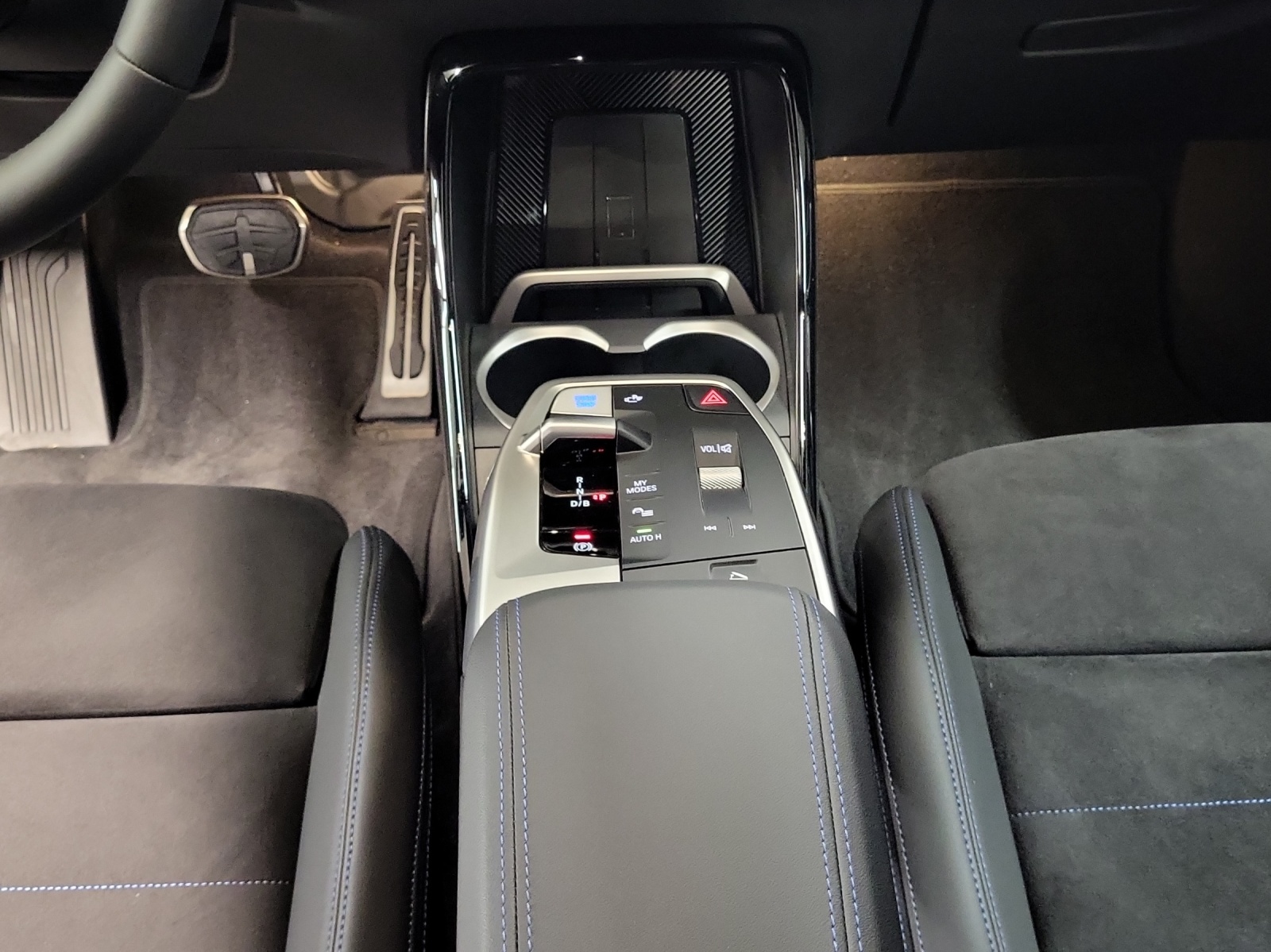 BMW iX1 xDrive 30 M Sport-image-16