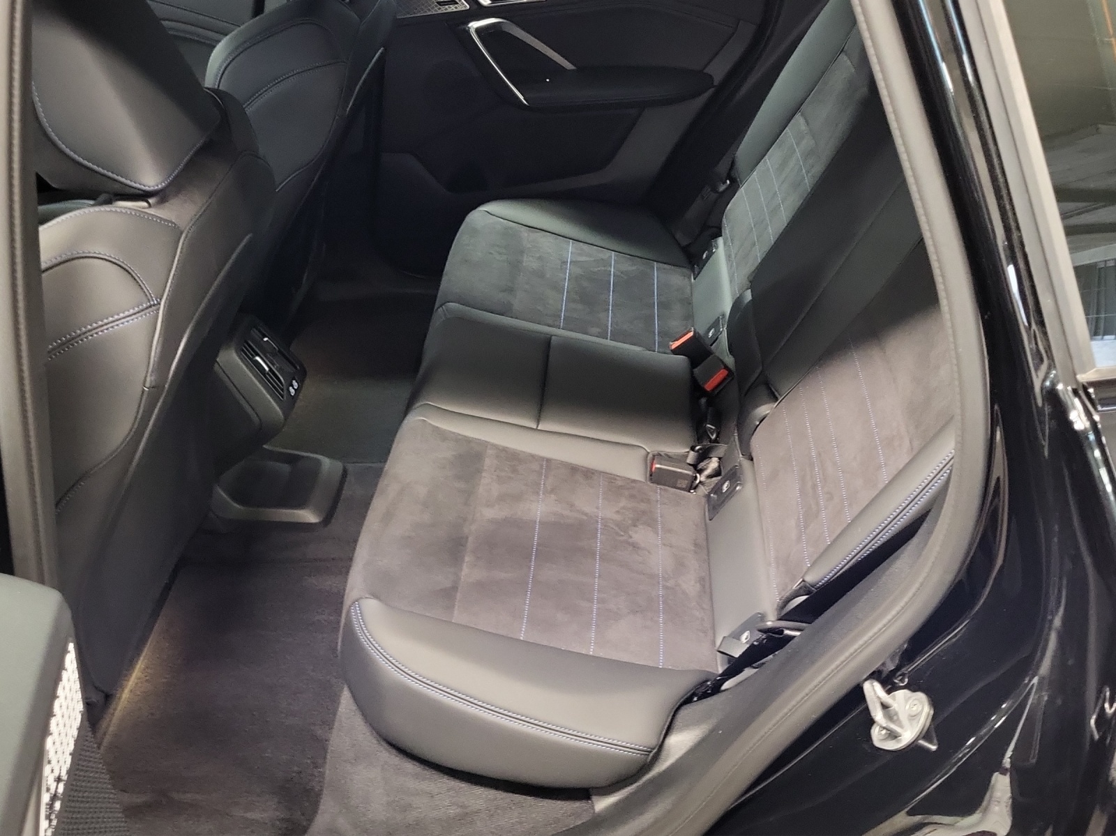 BMW iX1 xDrive 30 M Sport-image-18