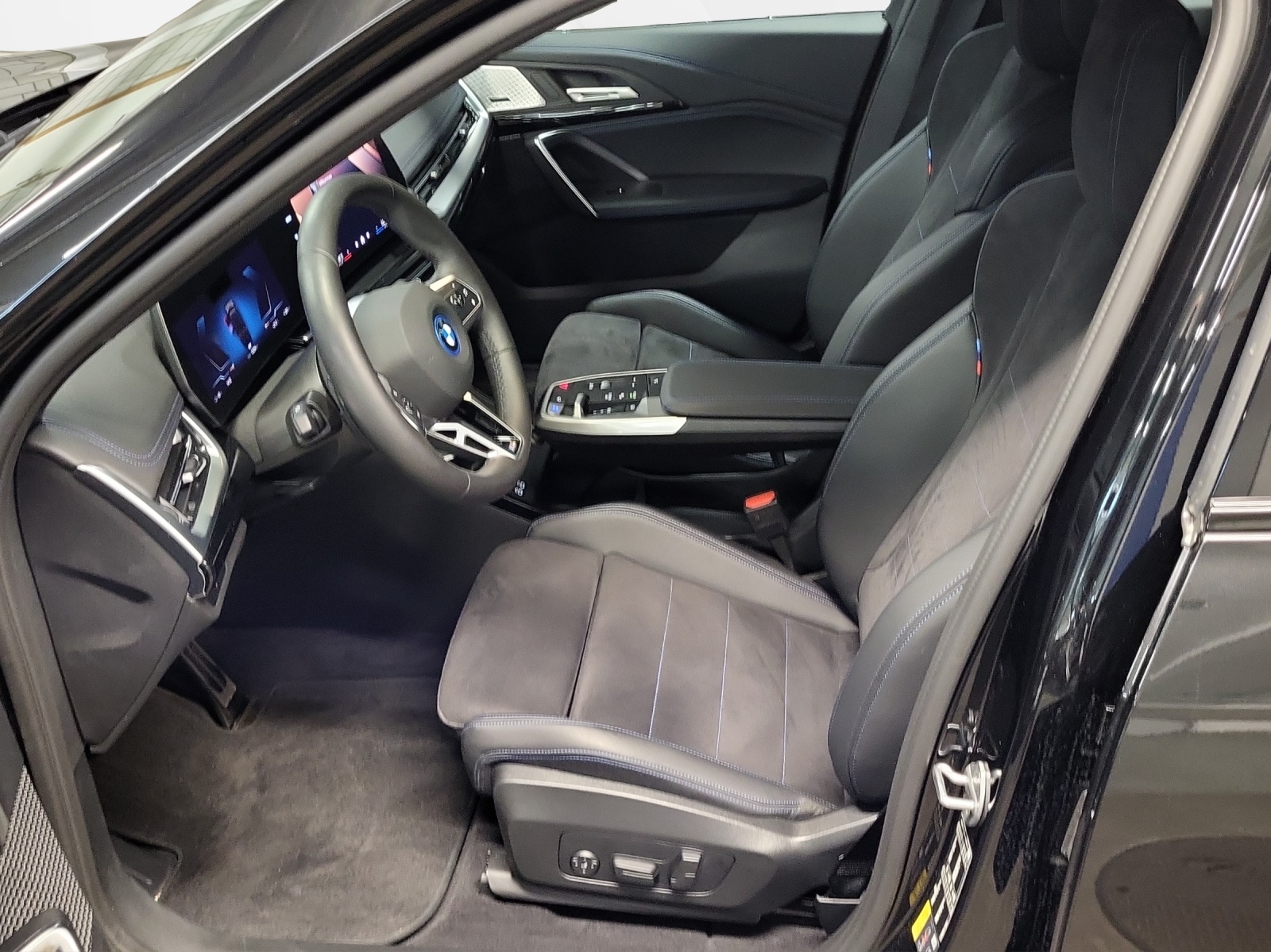 BMW iX1 xDrive 30 M Sport-image-9