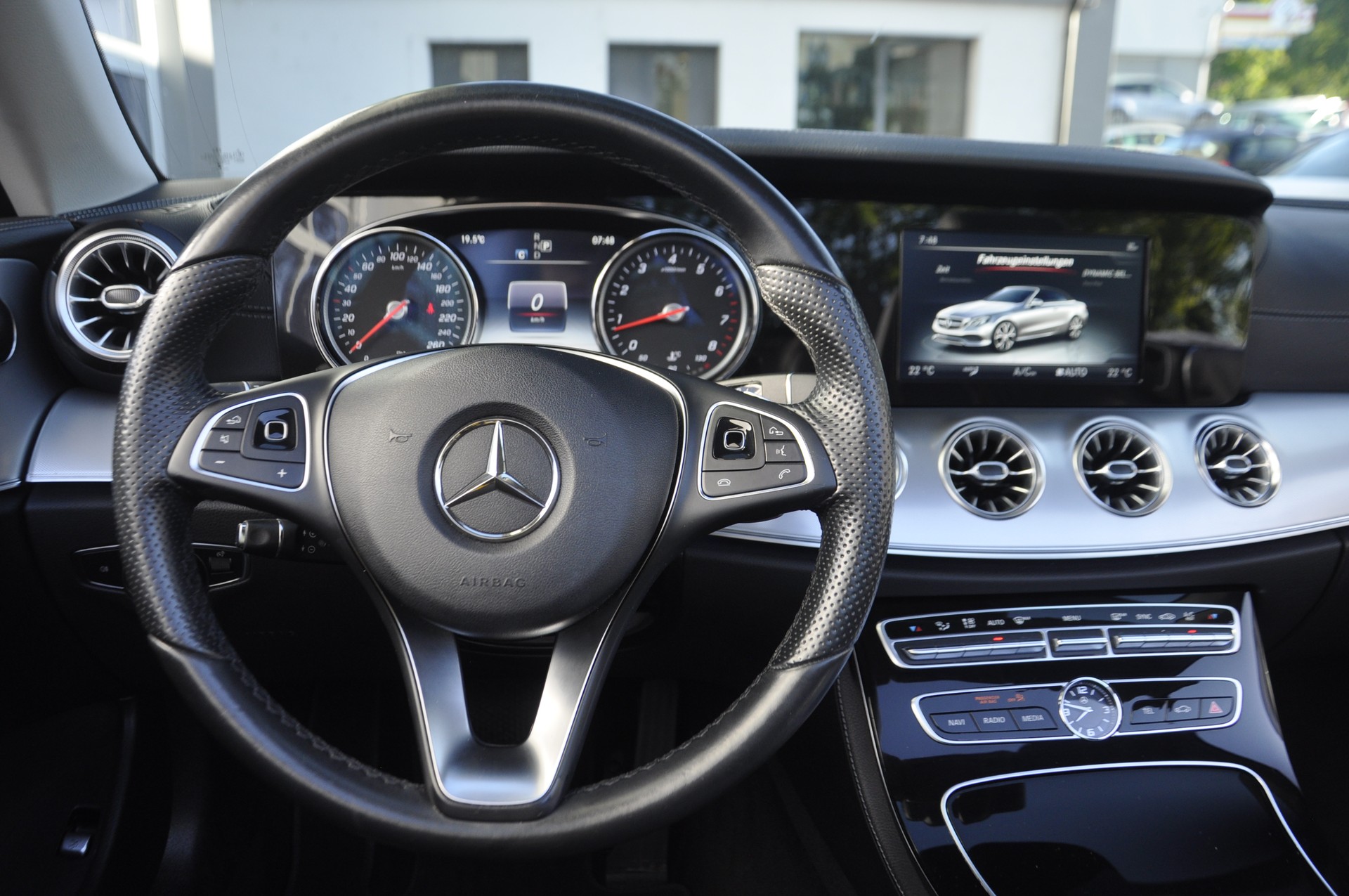 MERCEDES-BENZ E 200 Cabriolet Avantgarde 9G-Tronic-image-10