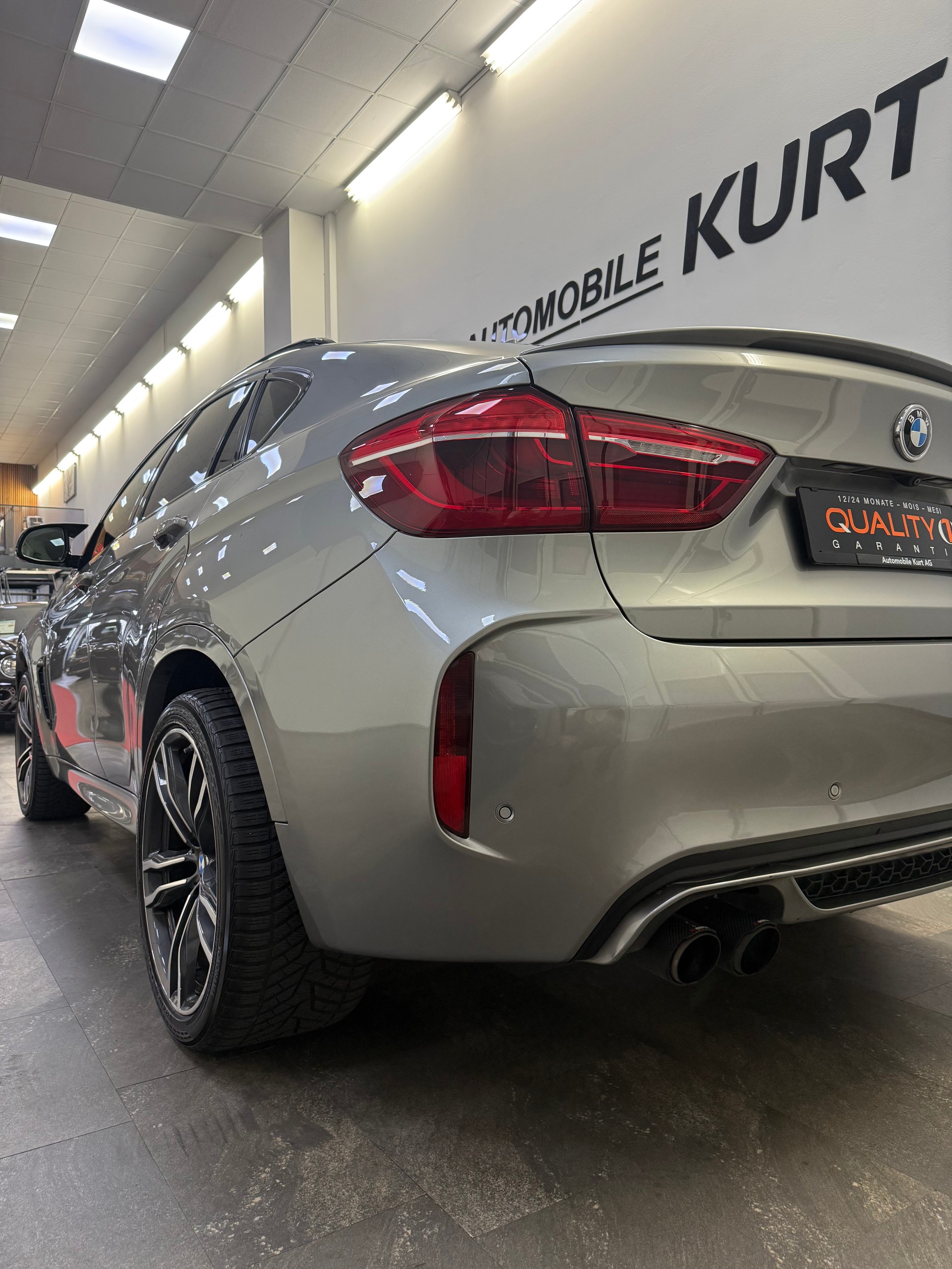 BMW X6M Steptronic-showroom-element-2