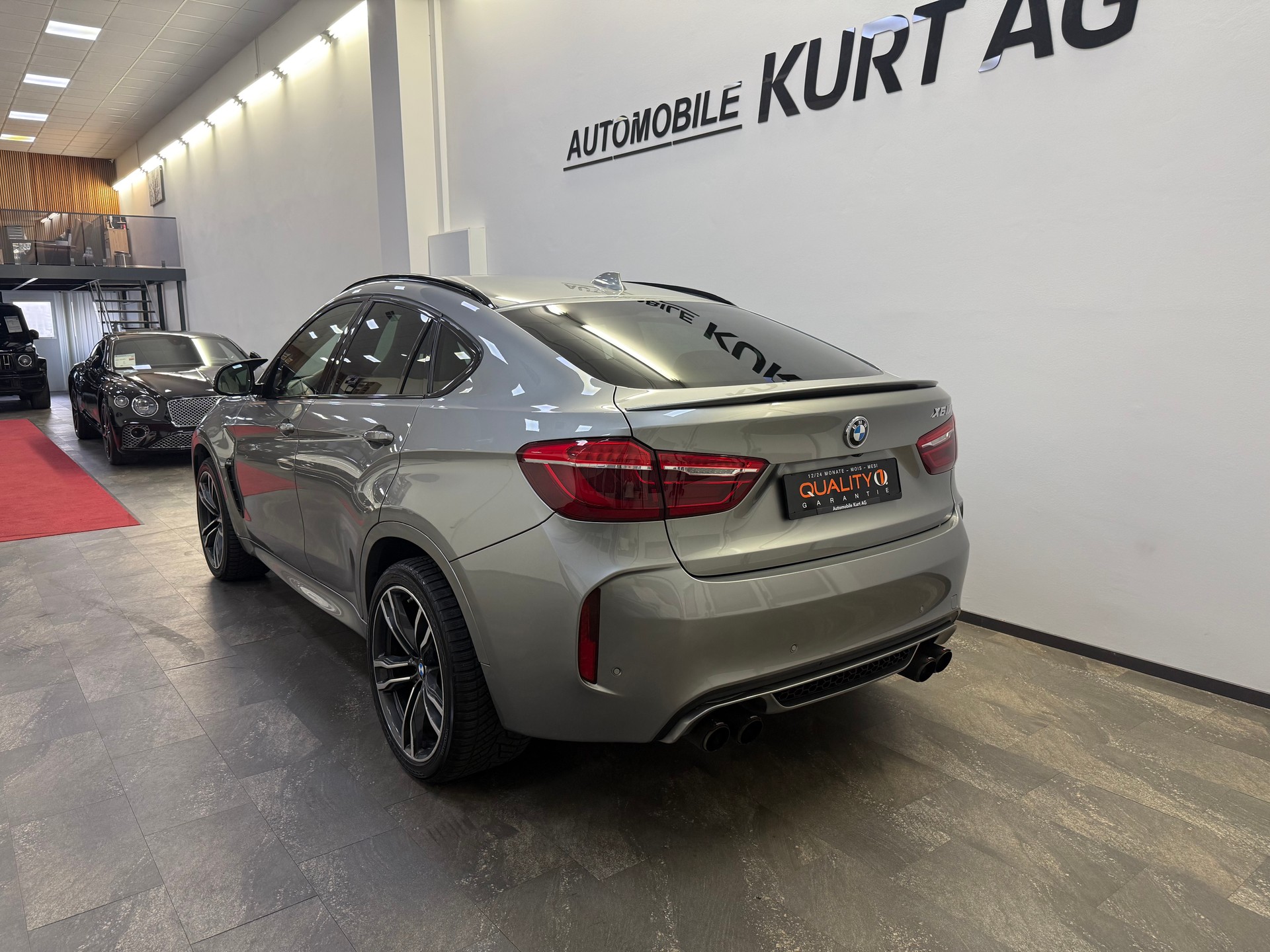 BMW X6M Steptronic-showroom-element-3
