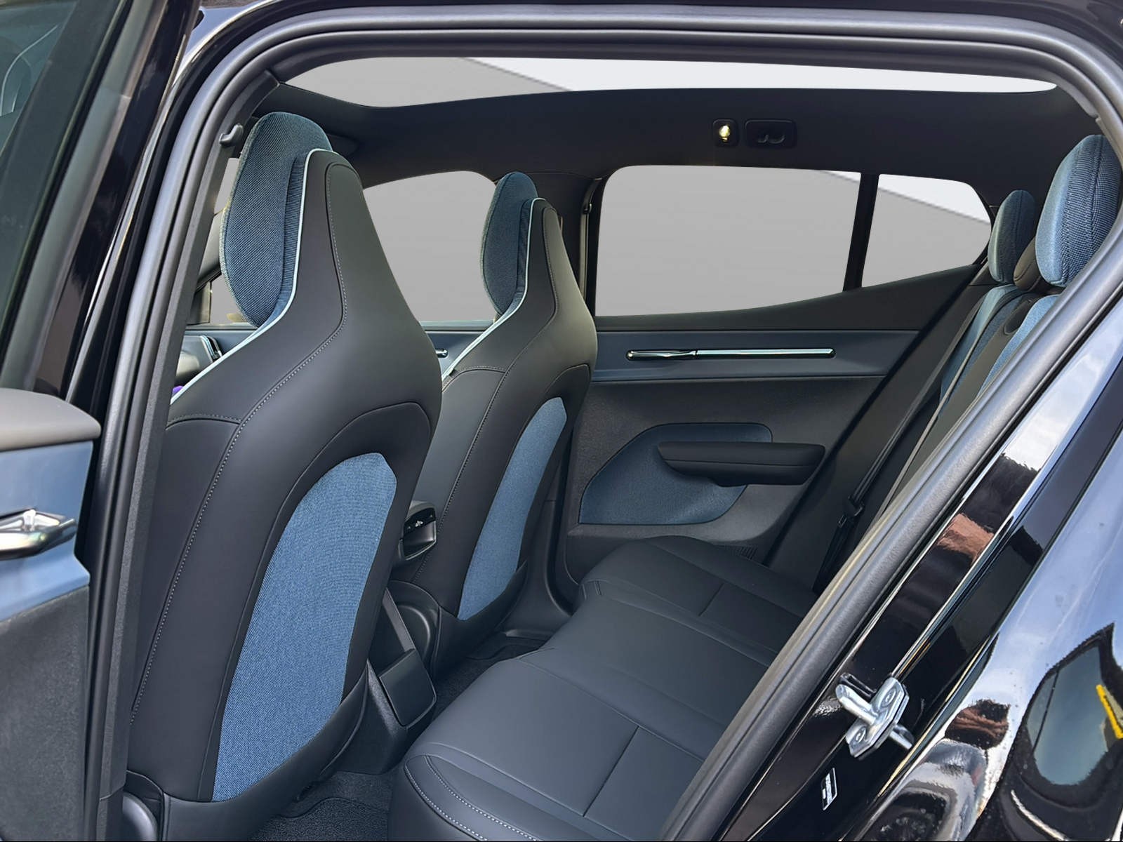 VOLVO EX30 Cross Country E60 69kWh Twin Performance AWD-image-16