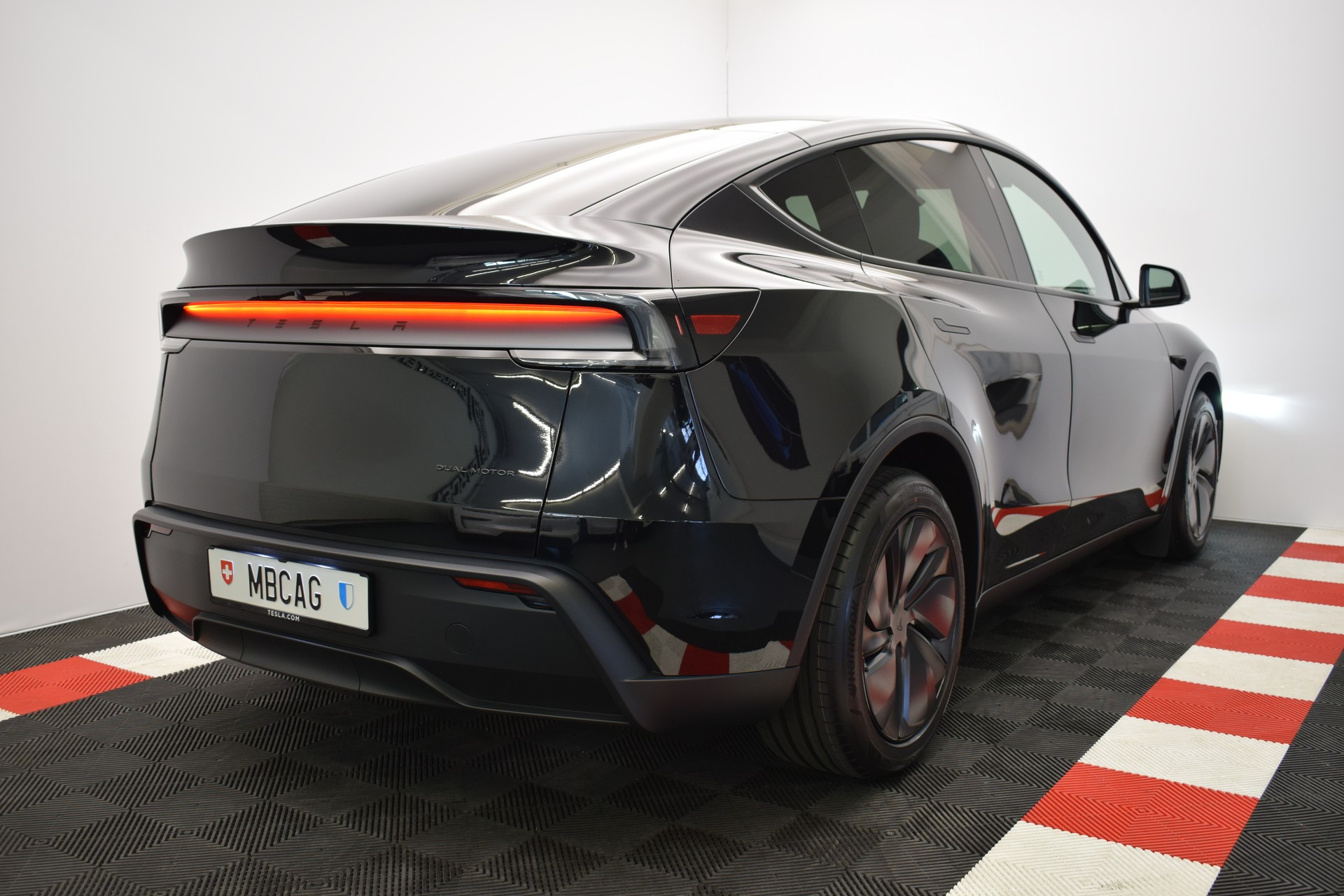 TESLA Model Y Premium Long Range AWD, Made in Berlin-image-9