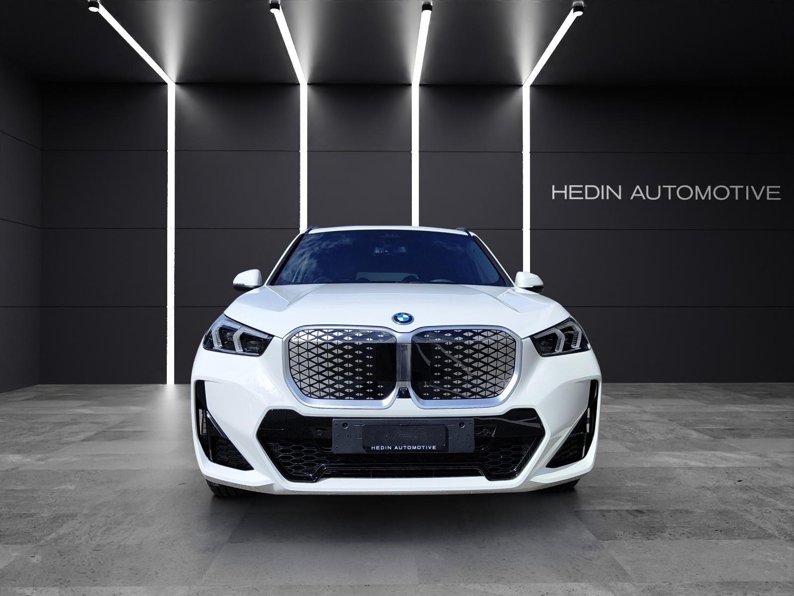 BMW iX1 30 xDrive-showroom-element-2