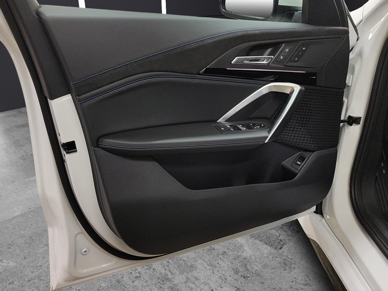 BMW iX1 30 xDrive-image-14