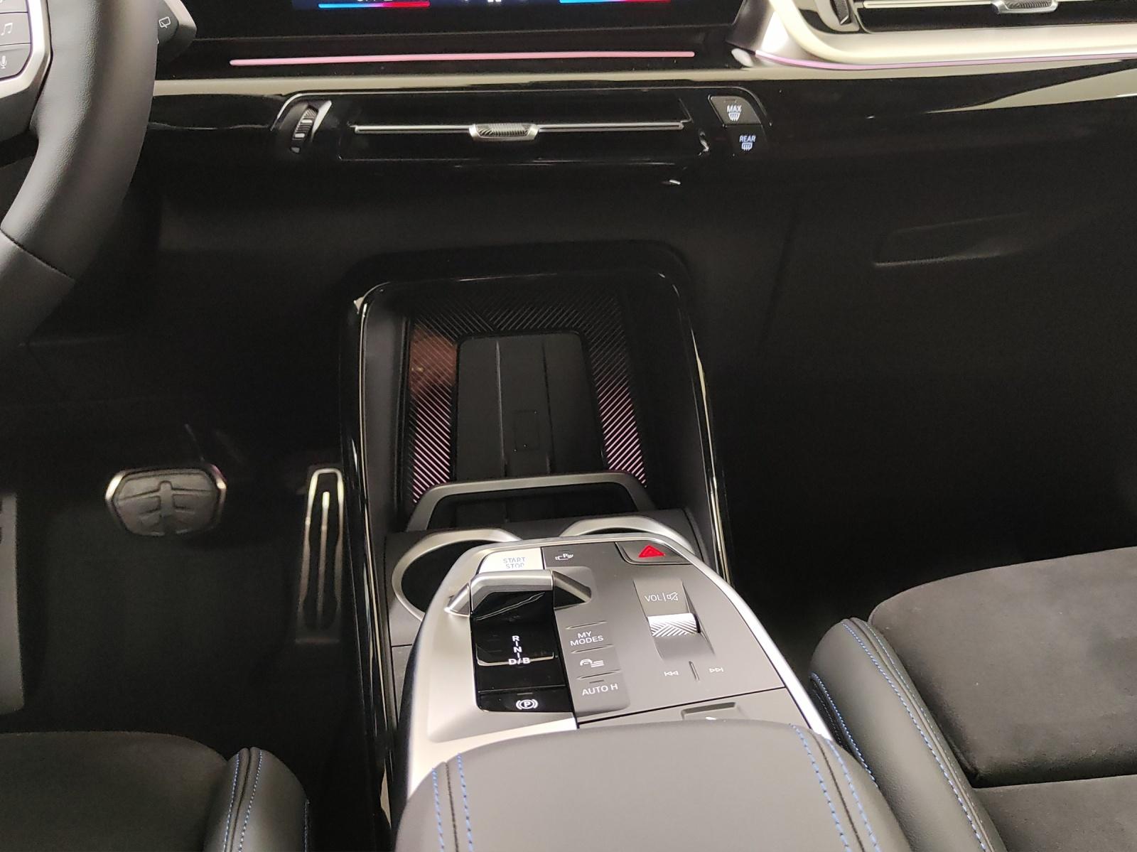 BMW iX1 30 xDrive-image-12