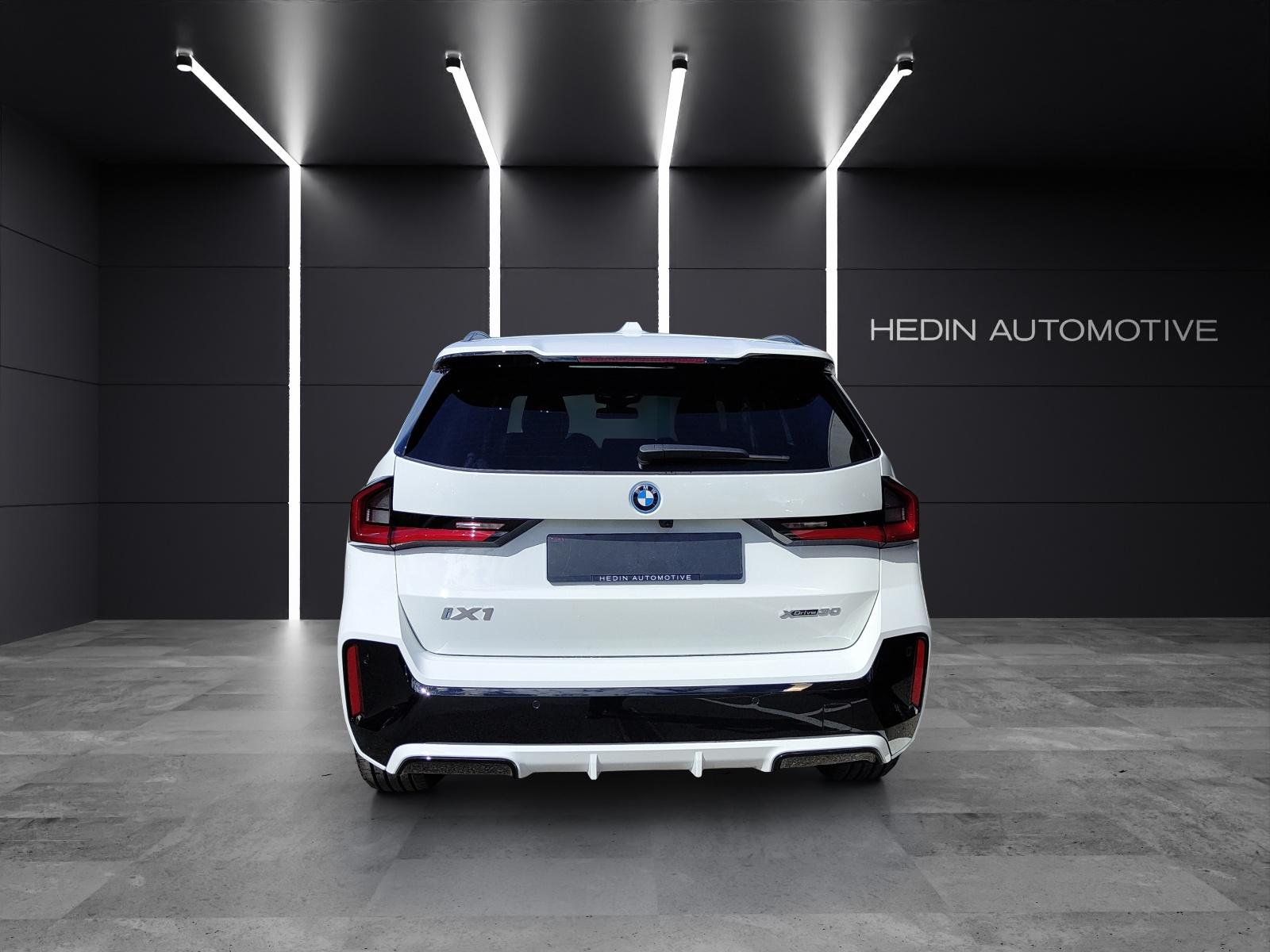 BMW iX1 30 xDrive-image-4