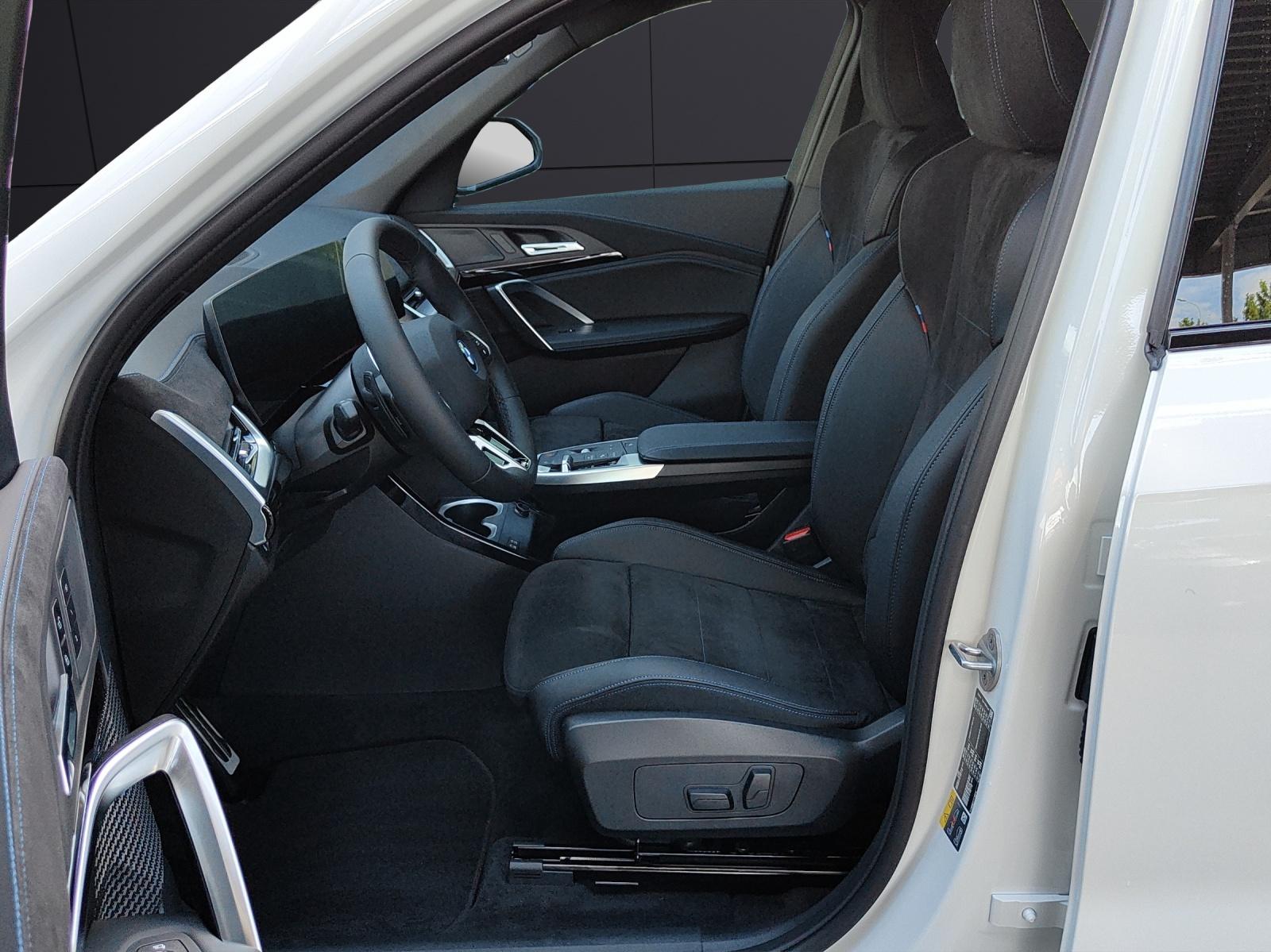BMW iX1 30 xDrive-image-9
