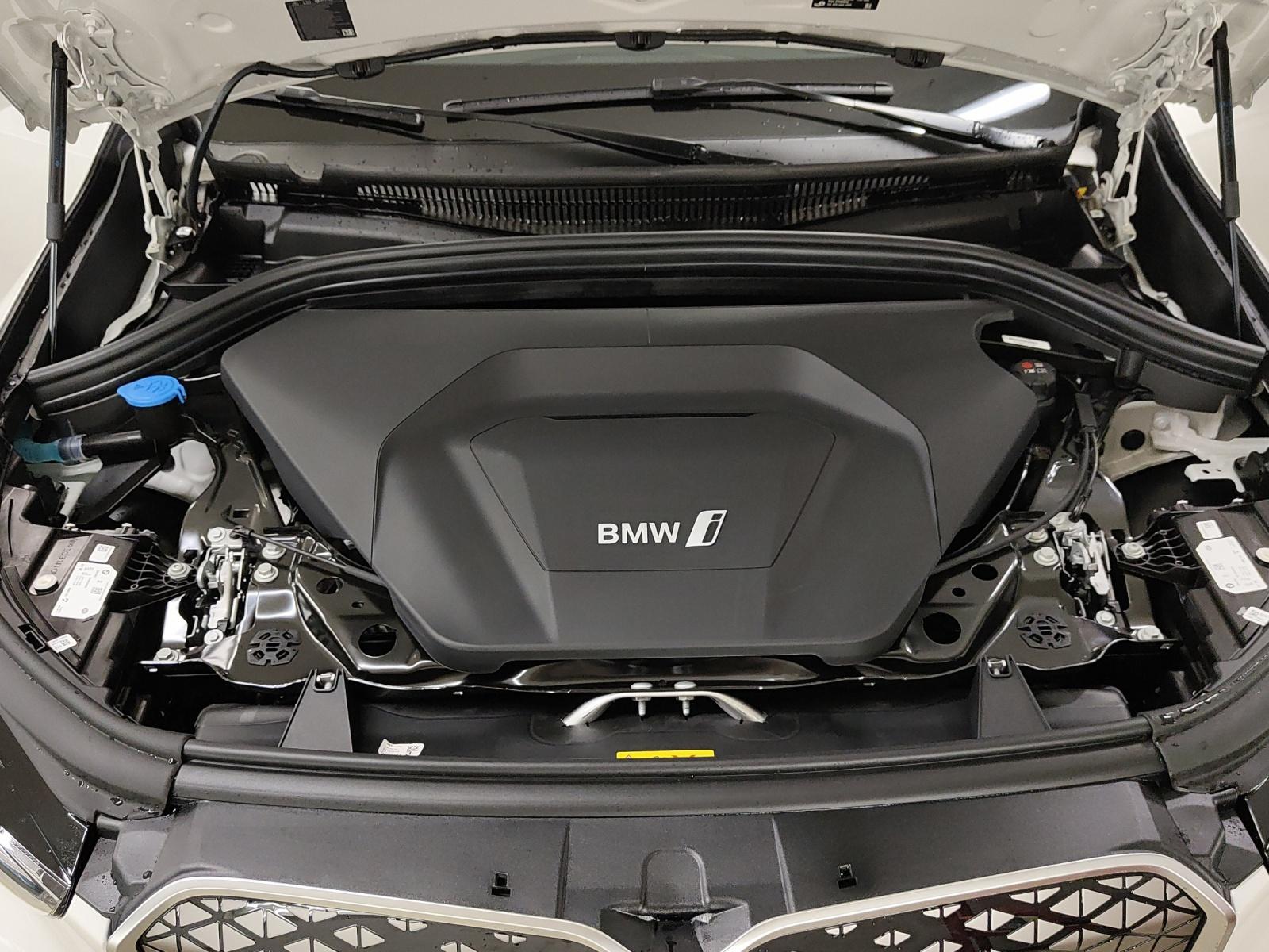 BMW iX1 30 xDrive-image-20