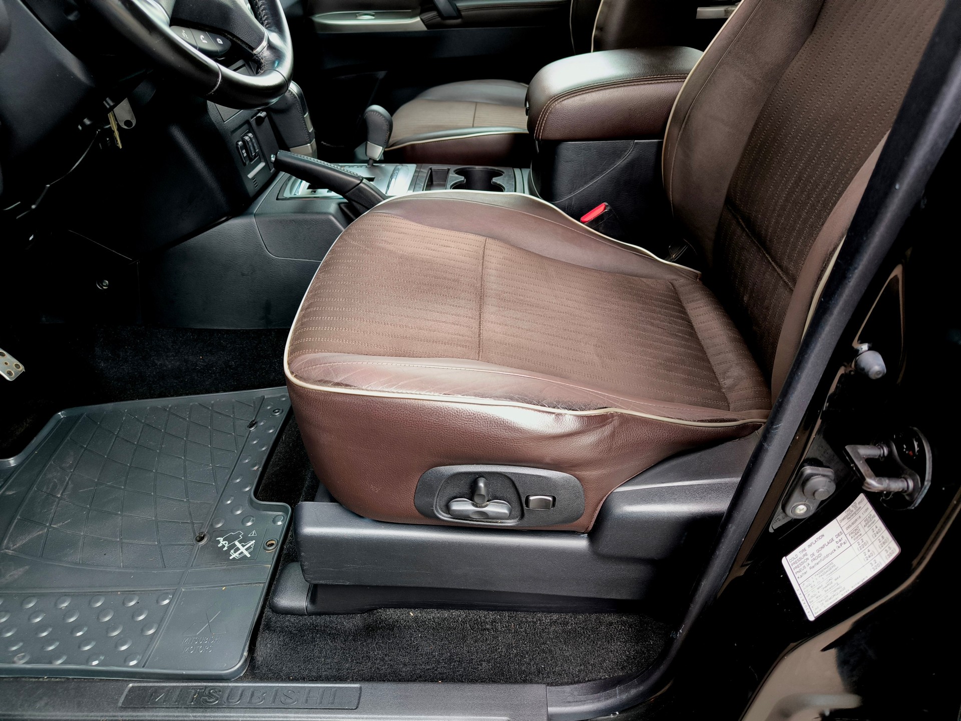MITSUBISHI Pajero 3.2 DI-D Intense Automatic-image-3