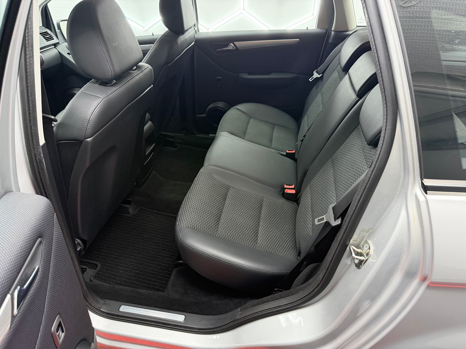 MERCEDES-BENZ B 180 Selection Autotronic-image-12
