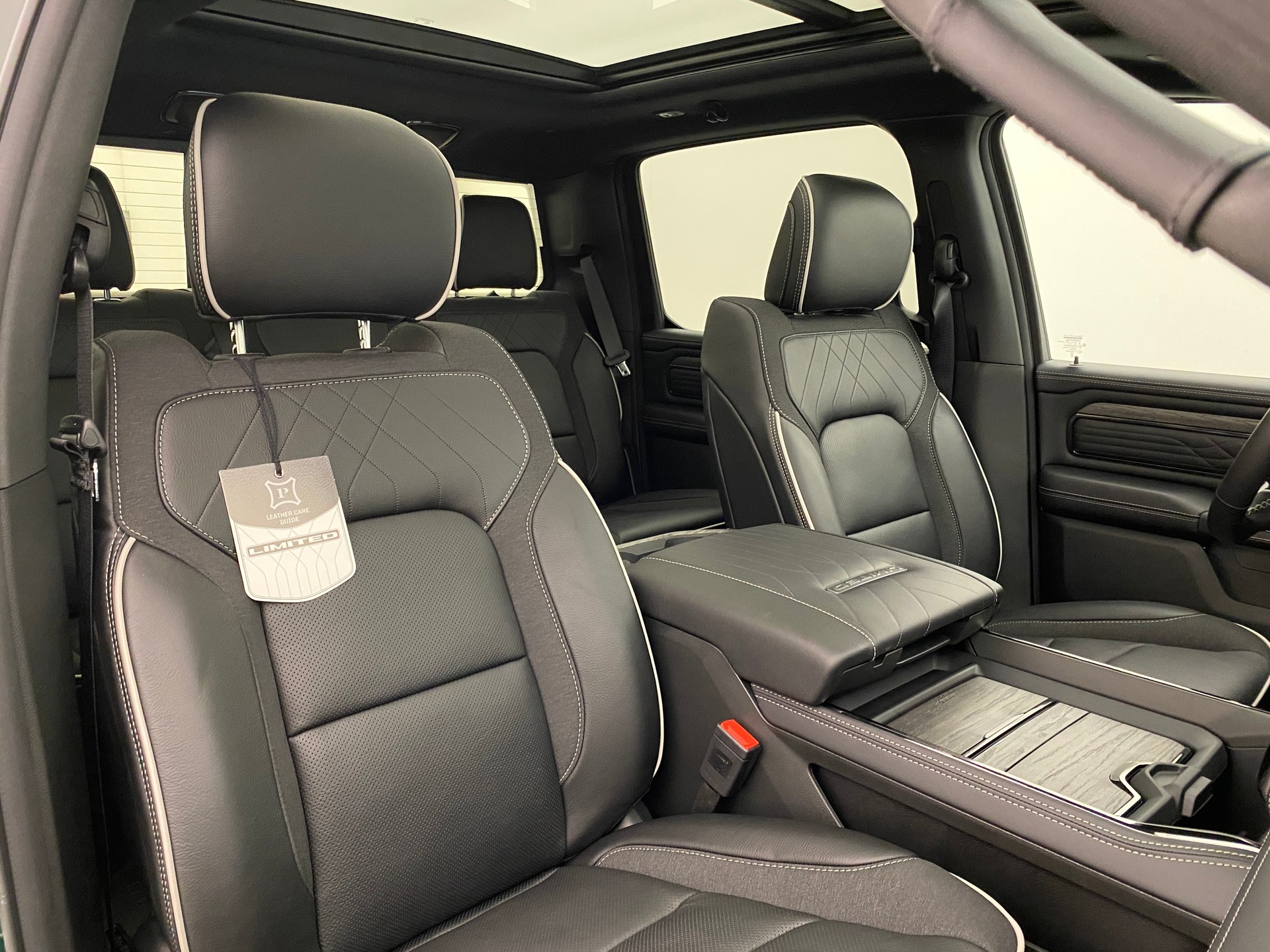 DODGE Ram 1500 5.7 Limited Night eTorque MY 2026-image-10