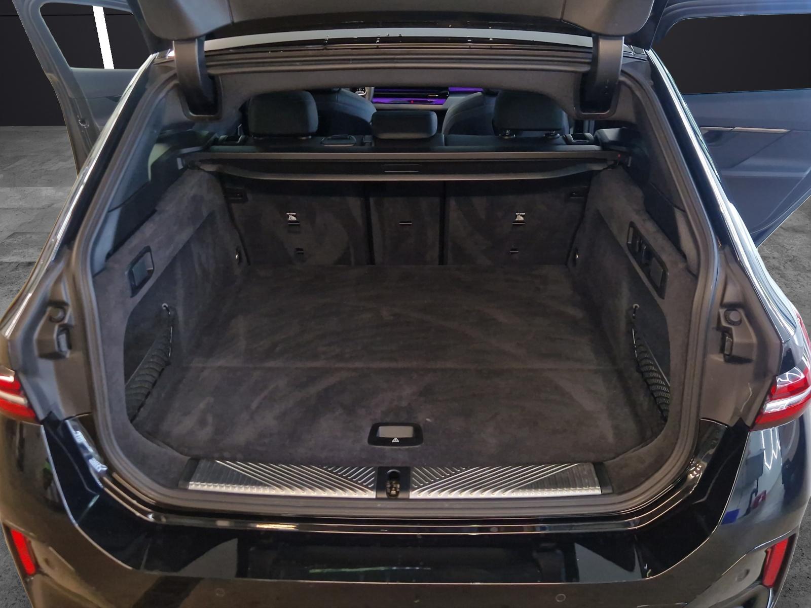 BMW 520d xDrive Touring-image-12