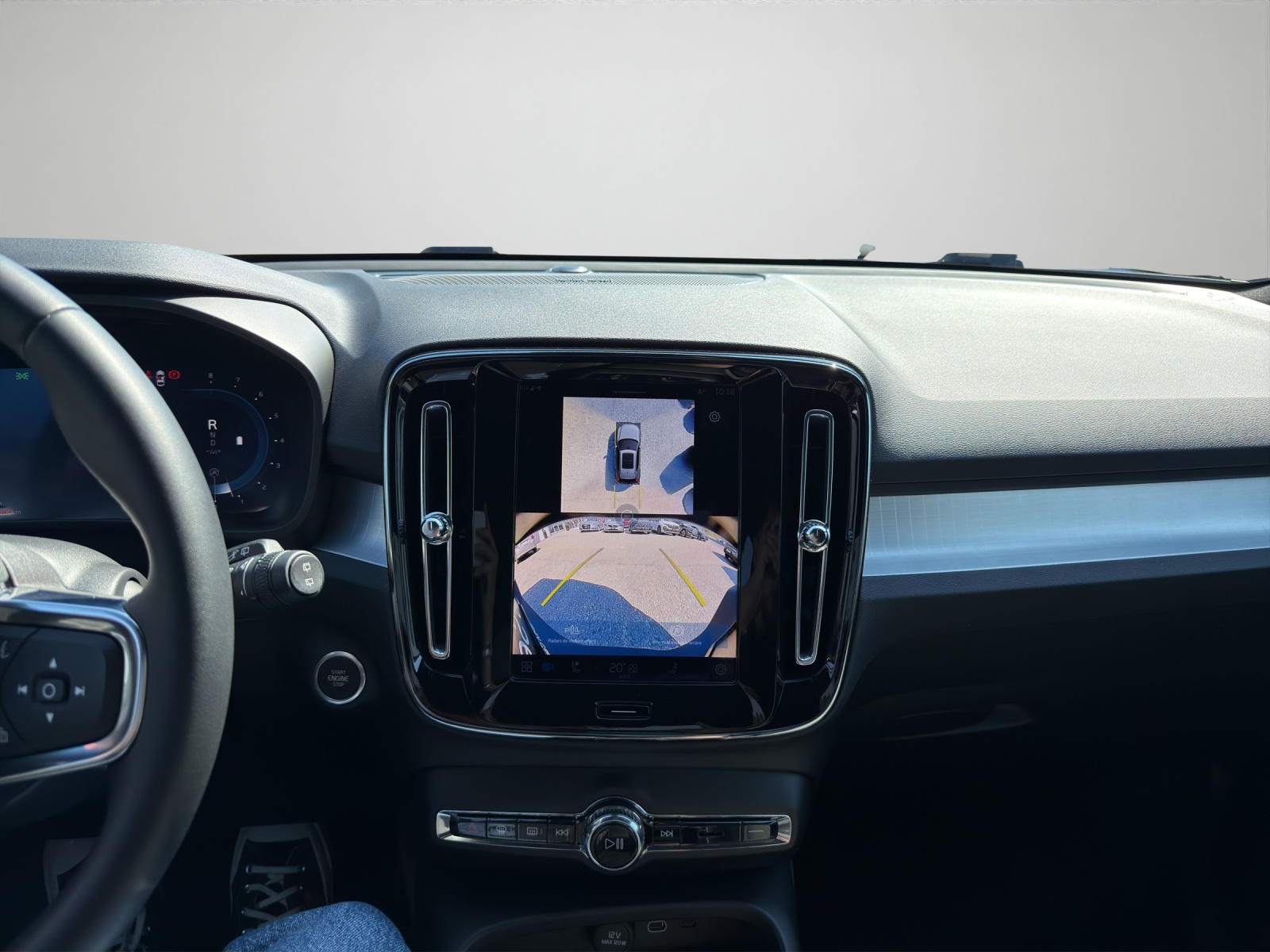VOLVO XC40 2.0 B3 MH Plus Dark-image-11