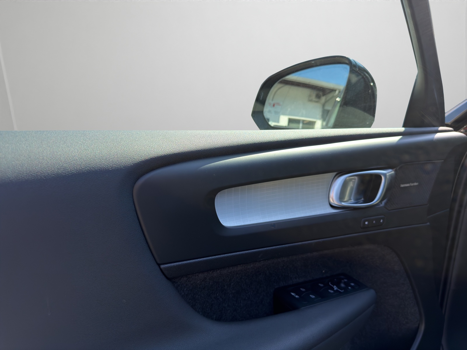 VOLVO XC40 2.0 B3 MH Plus Dark-showroom-element-3