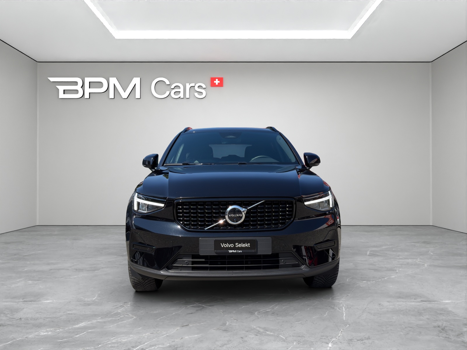 VOLVO XC40 2.0 B3 MH Plus Dark-showroom-element-1