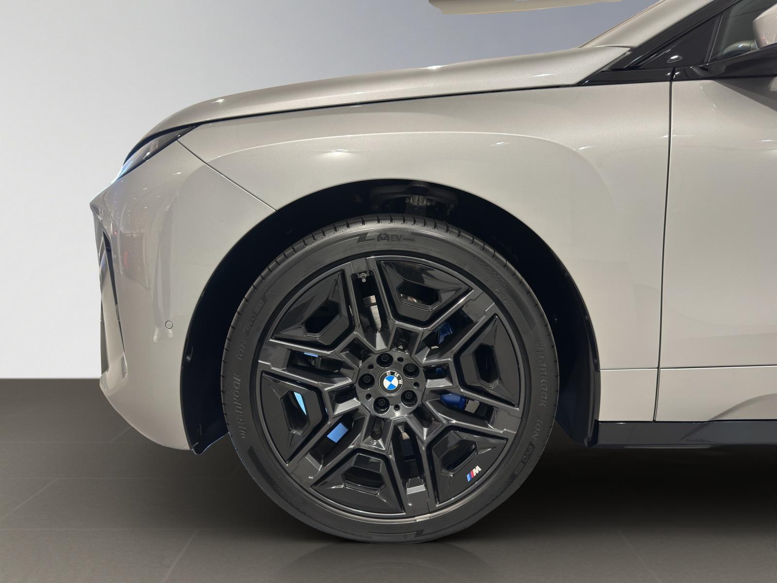 BMW iX xDrive60-showroom-element-3