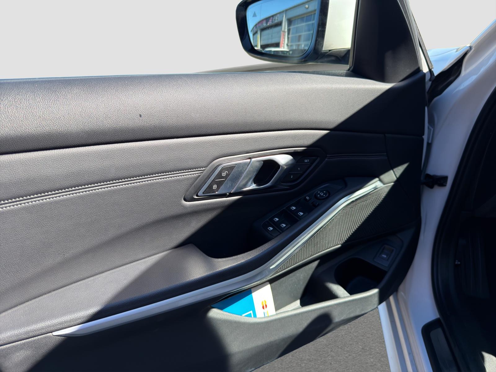 BMW 320d xDrive 48V Touring Luxury Line Steptronic-image-12