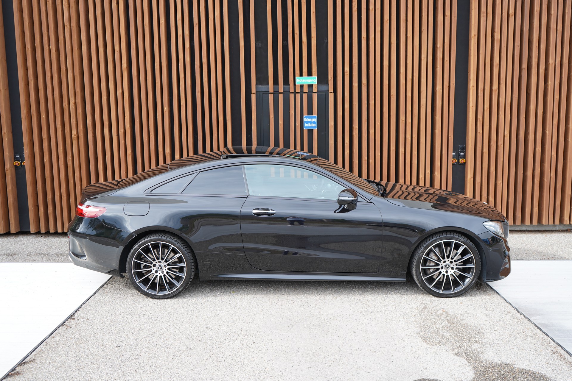 MERCEDES-BENZ E 450 COUPÉ AMG LINE BLACK 4 MATIC 9G-TRONIC l 367 PS-image-4