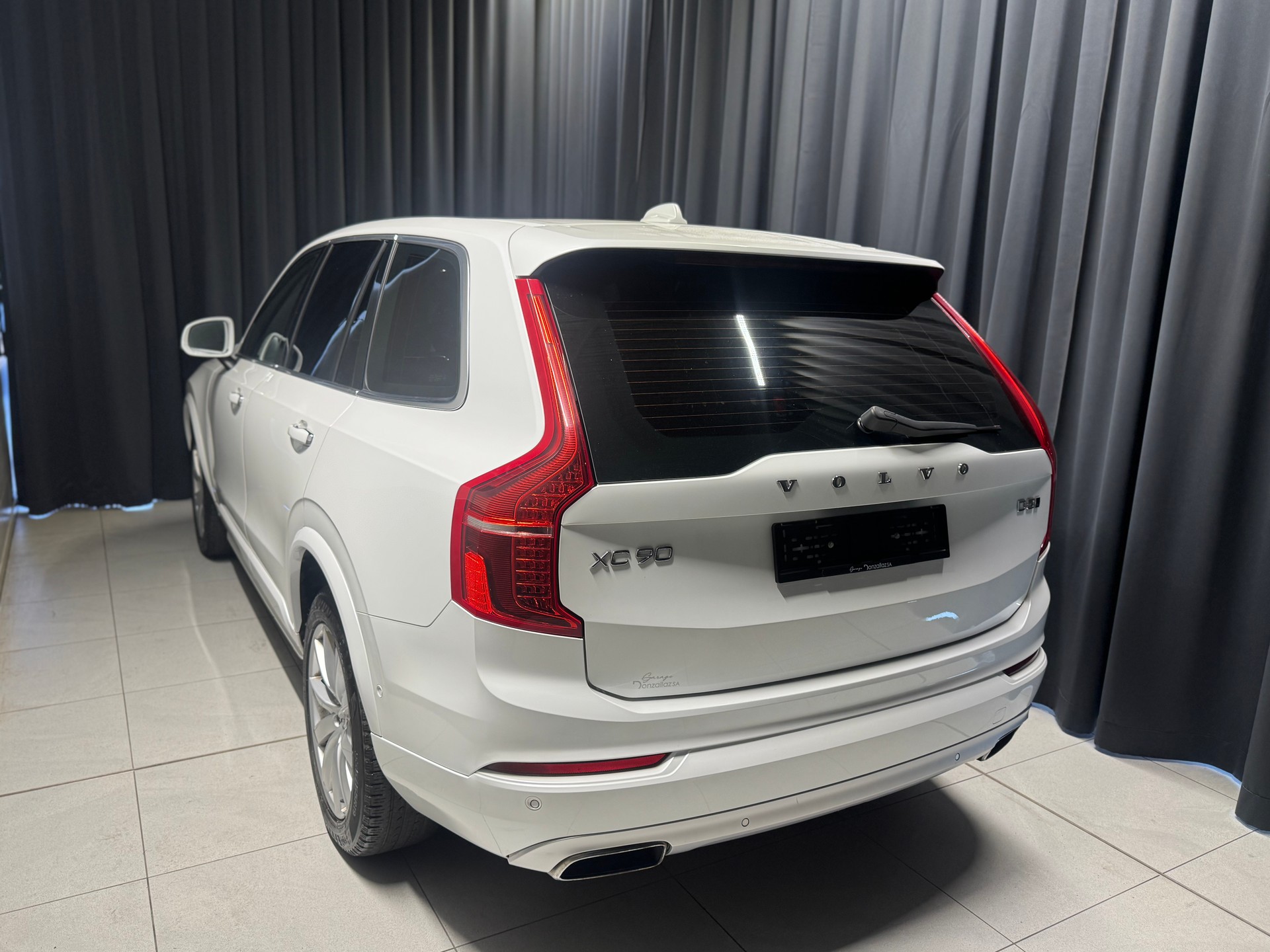 VOLVO XC90 7 Pl. D5 AWD Momentum Geartronic (17)-showroom-element-3