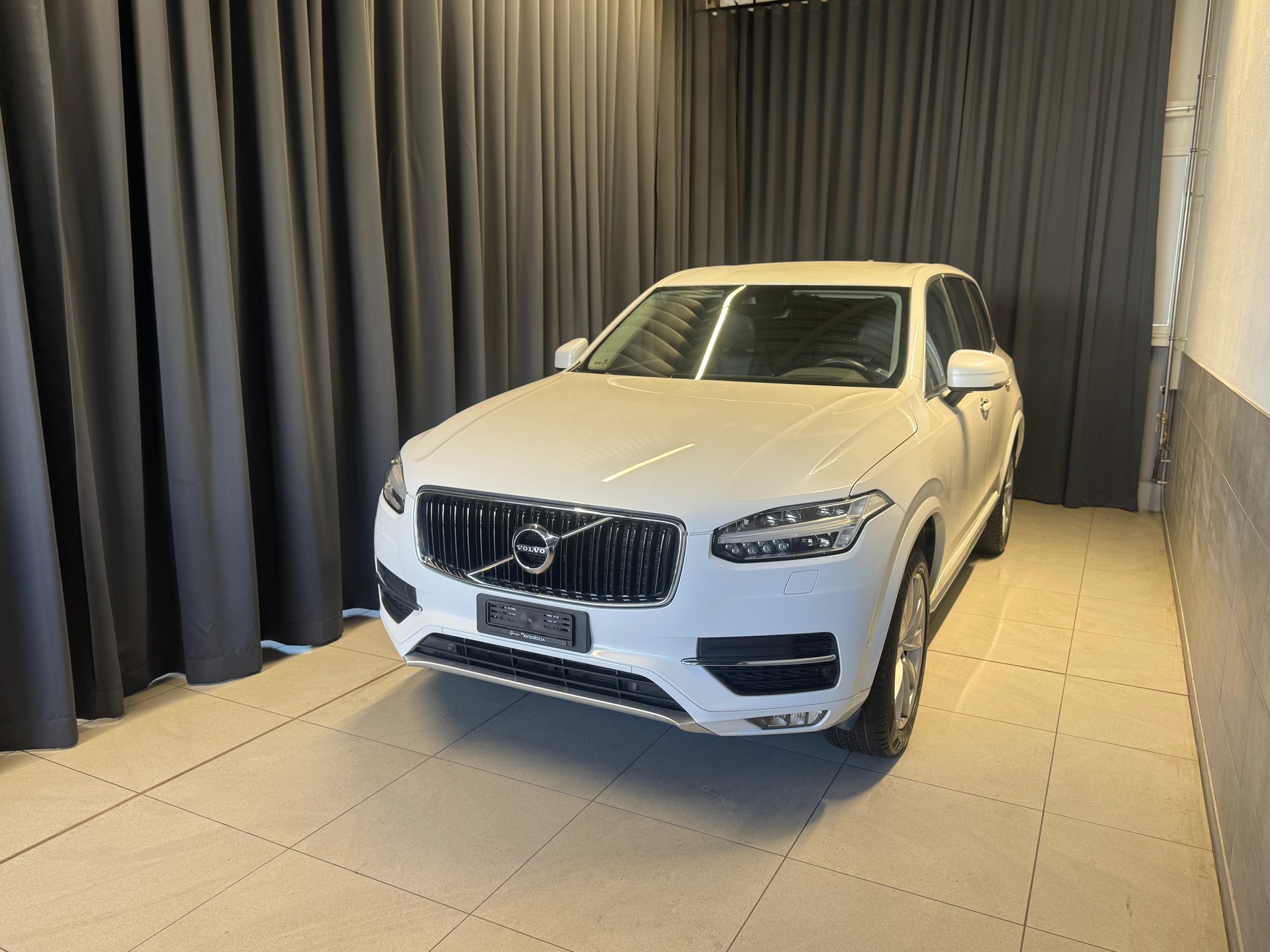 VOLVO XC90 7 Pl. D5 AWD Momentum Geartronic (17)-showroom-element-2