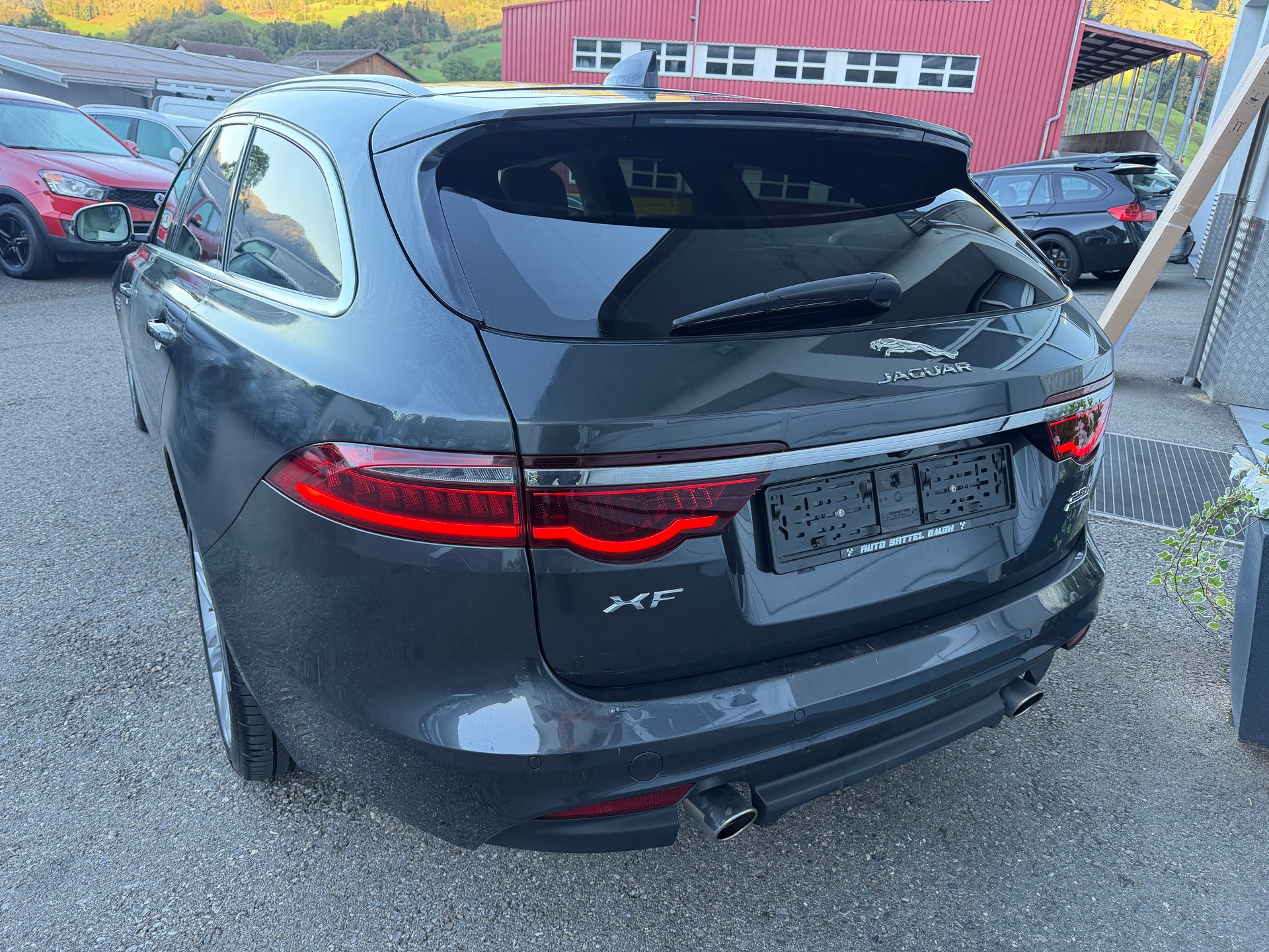 JAGUAR XF Sportbrake 25d Portfolio AWD Automatic-showroom-element-2