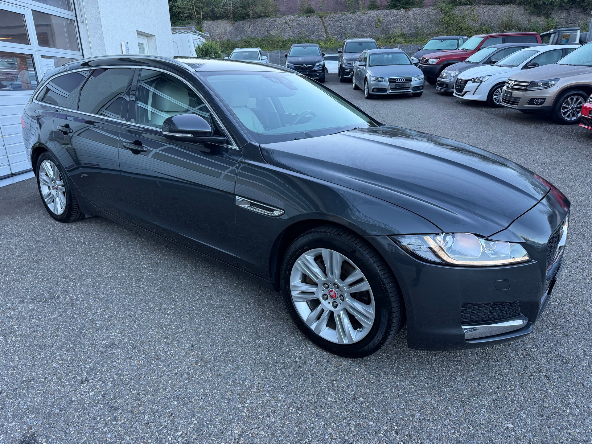 JAGUAR XF Sportbrake 25d Portfolio AWD Automatic-showroom-element-3