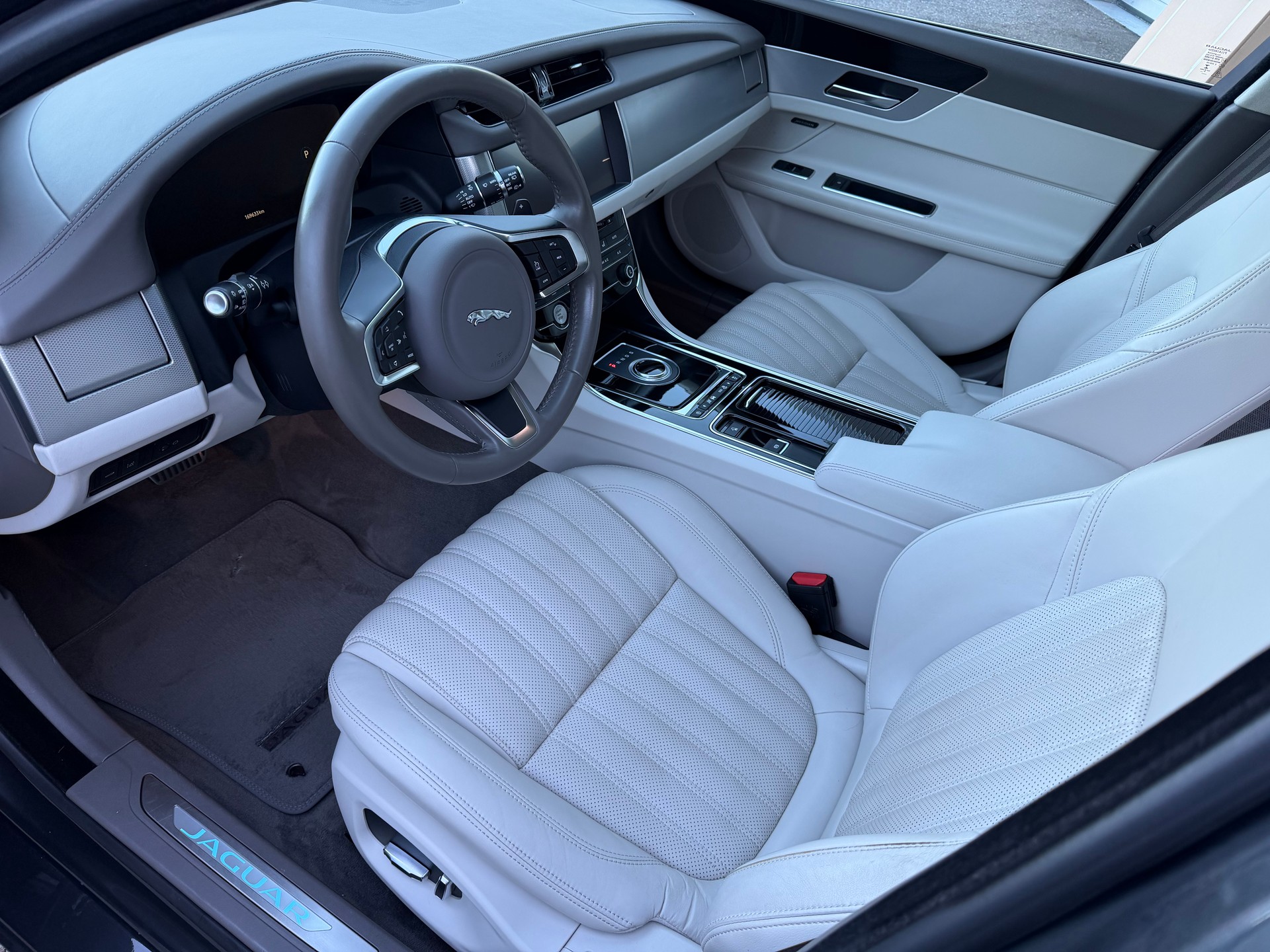 JAGUAR XF Sportbrake 25d Portfolio AWD Automatic-image-4