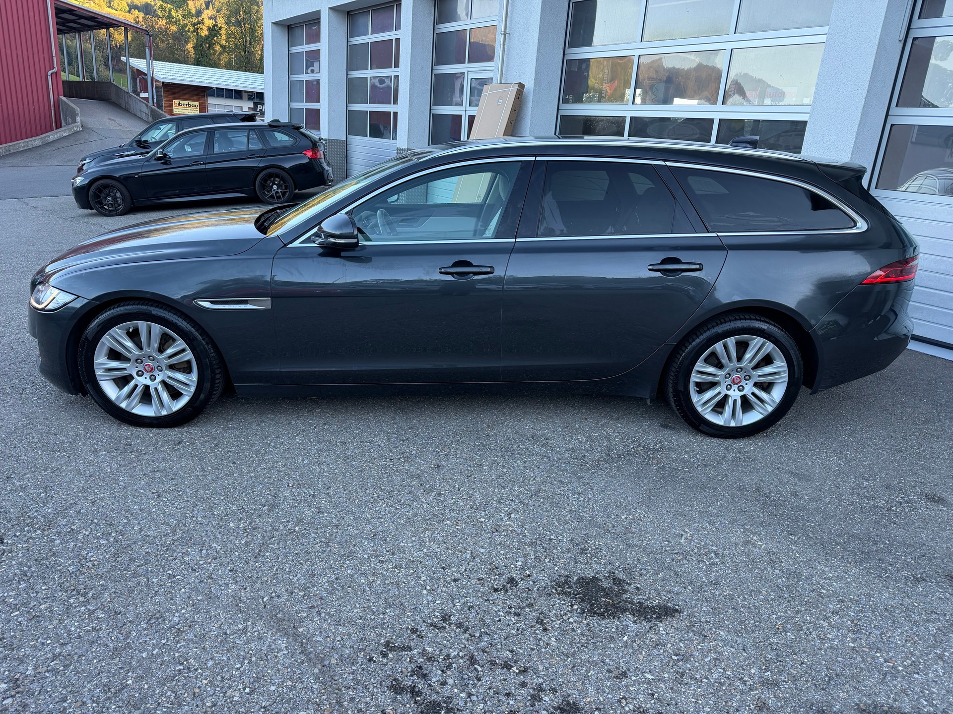 JAGUAR XF Sportbrake 25d Portfolio AWD Automatic-showroom-element-1