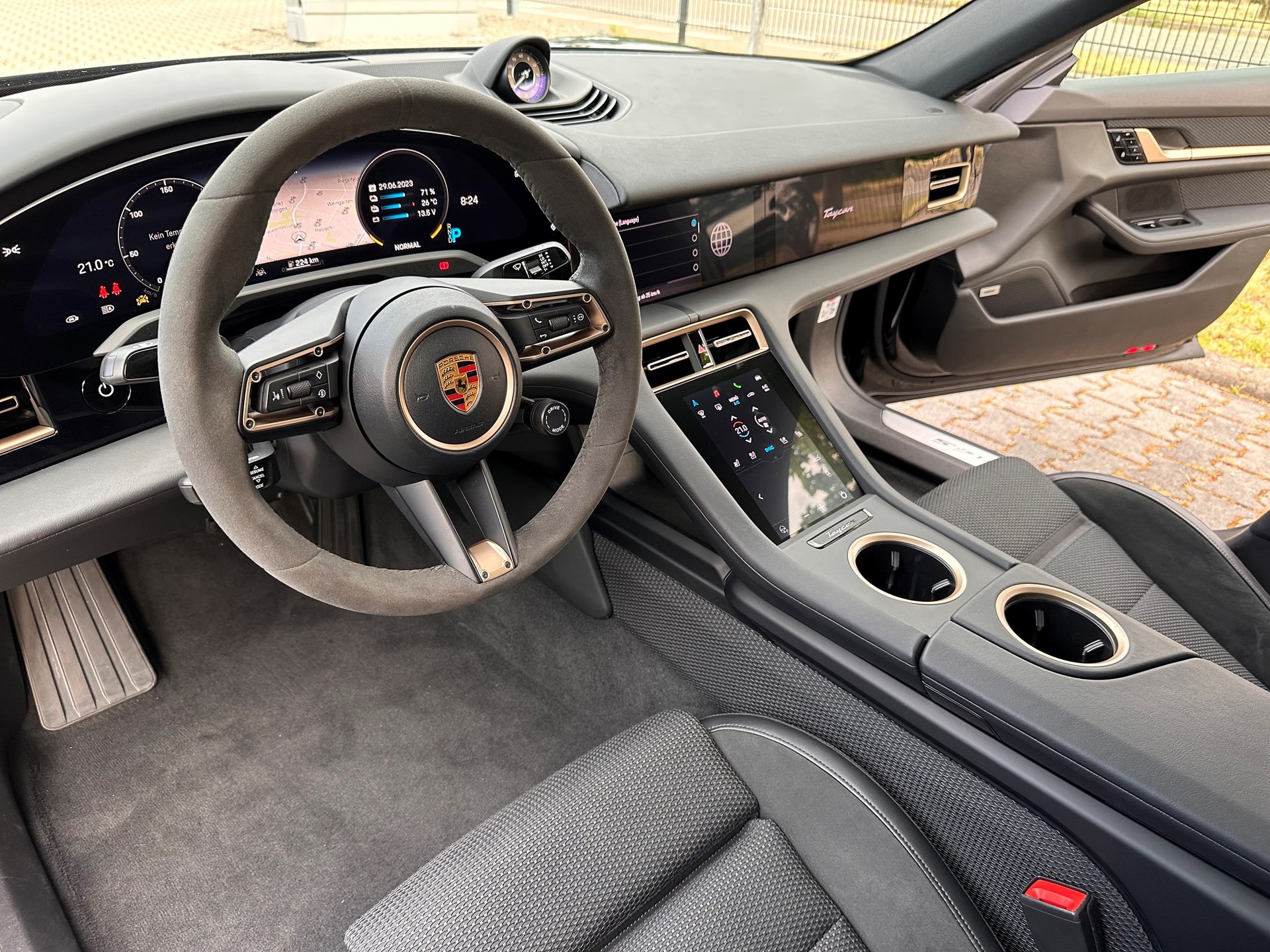 PORSCHE Taycan 4S-image-9