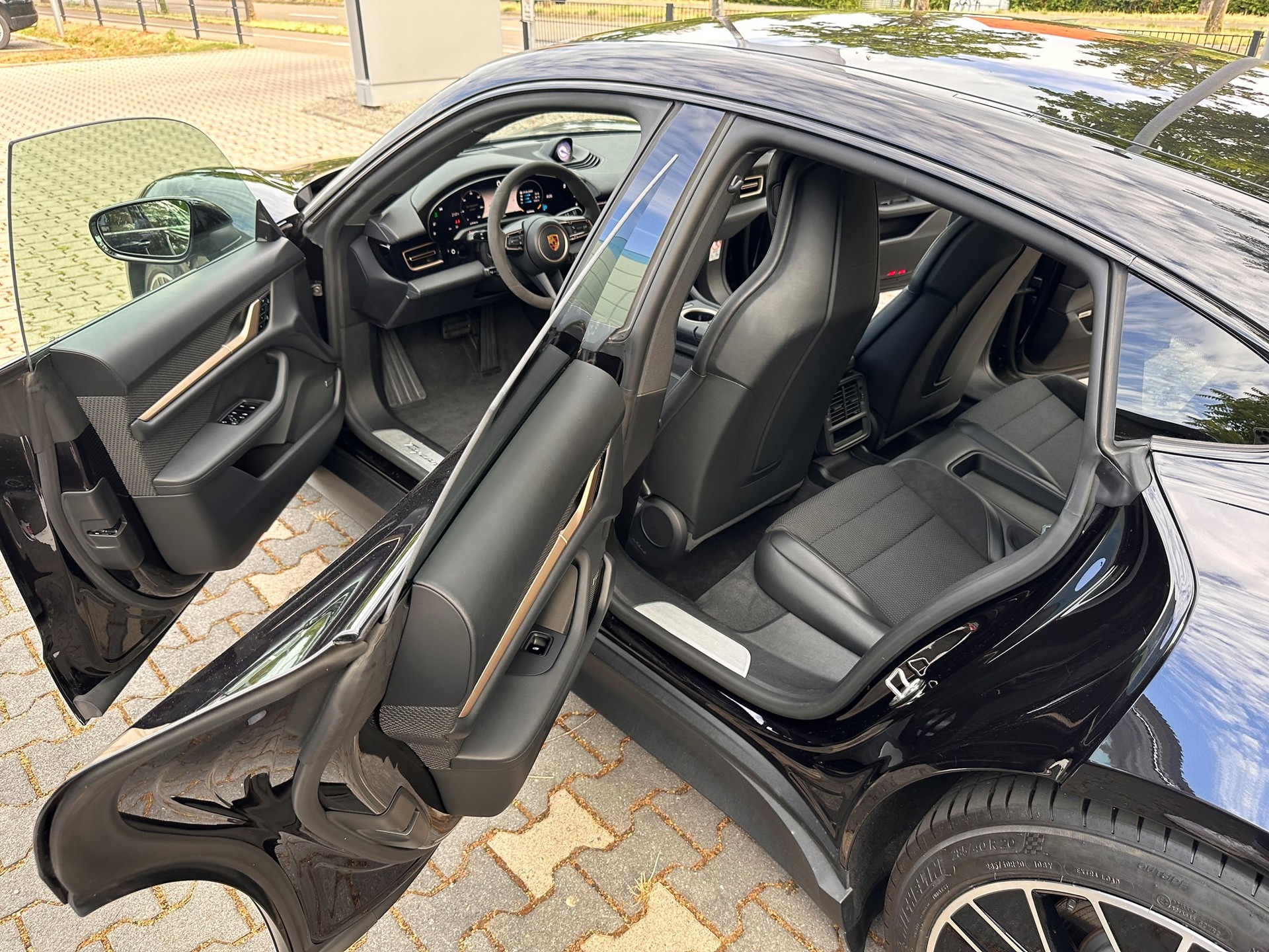 PORSCHE Taycan 4S-image-8
