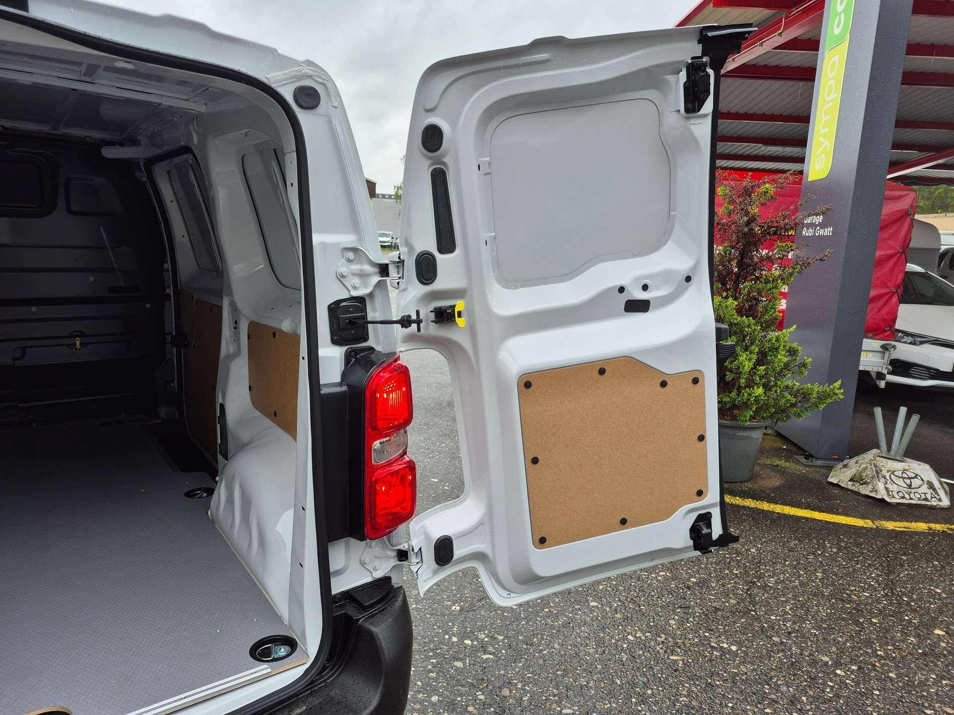 TOYOTA Proace EV 75kWh Medium Advanced-image-10