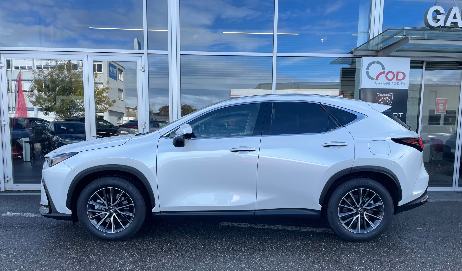 LEXUS NX 450h+ E-FOUR Comfort-showroom-element-2