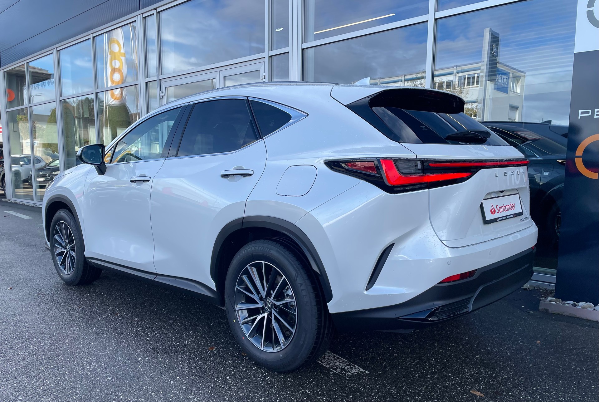 LEXUS NX 450h+ E-FOUR Comfort-showroom-element-3