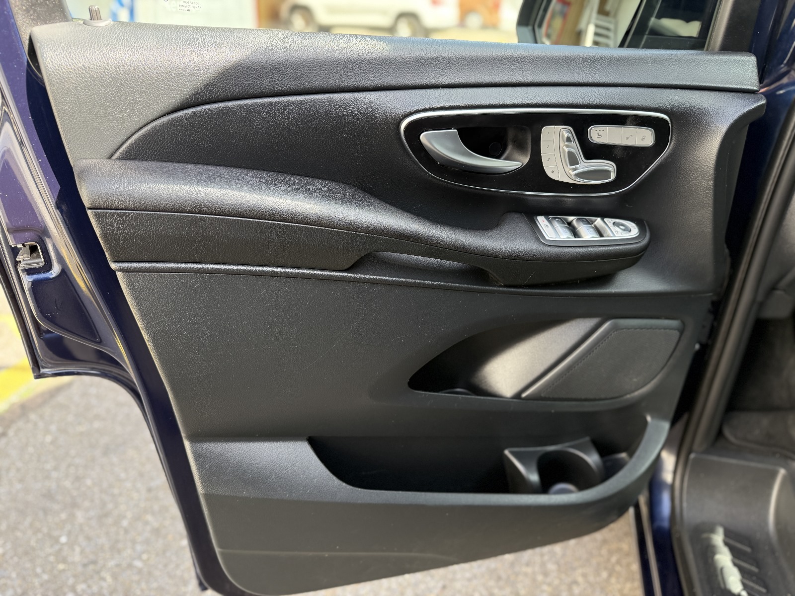 MERCEDES-BENZ V 300 d Avantgarde lang 4matic Van-image-17