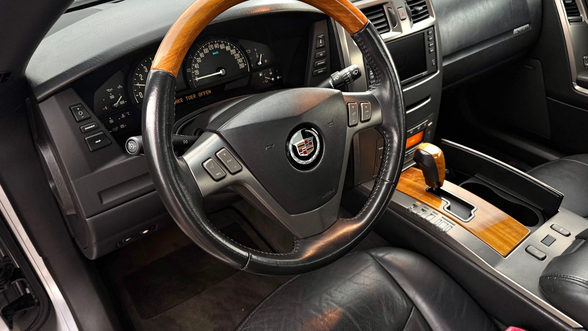 CADILLAC XLR 4.6 32V-showroom-element-2