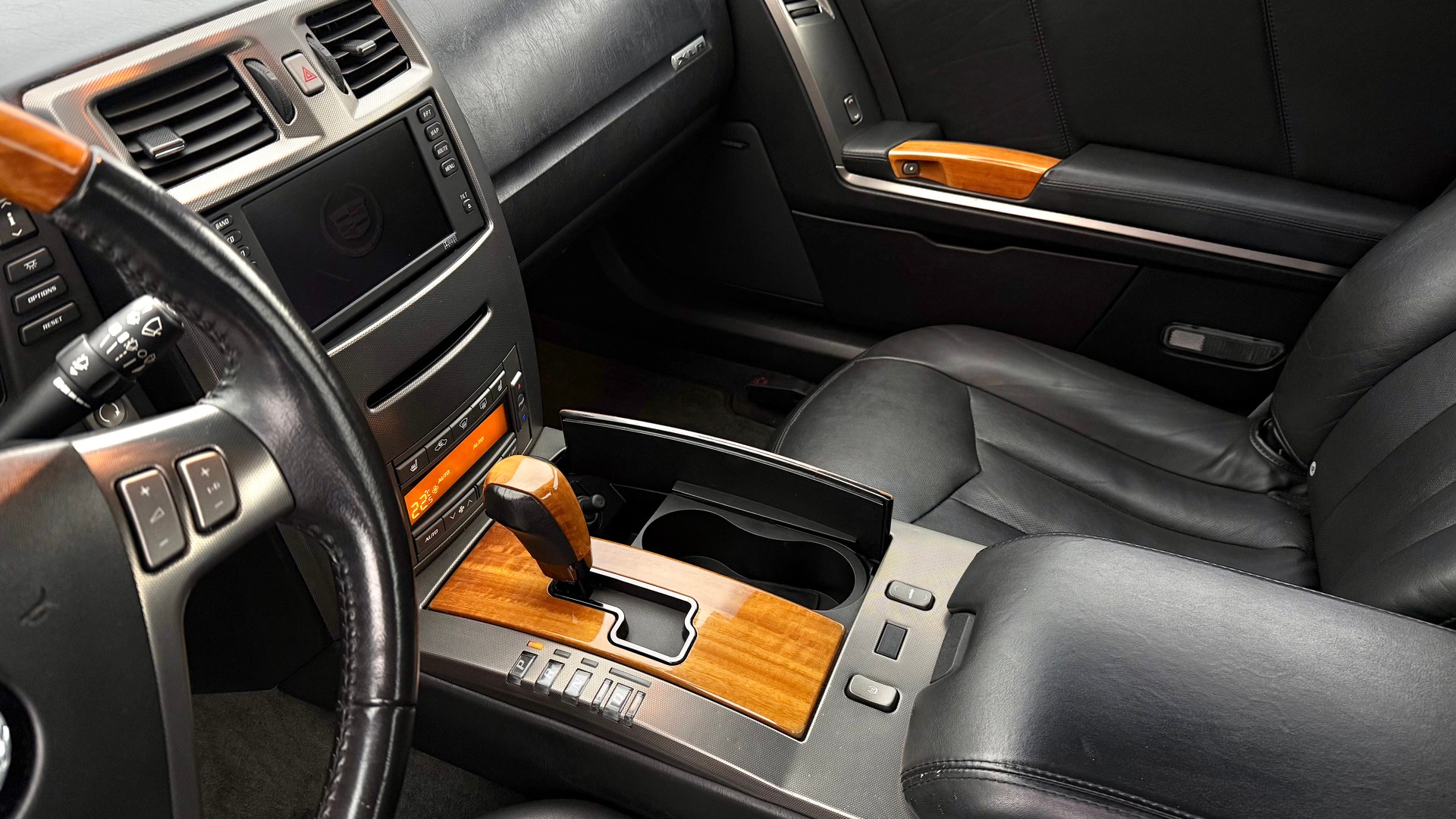 CADILLAC XLR 4.6 32V-showroom-element-3