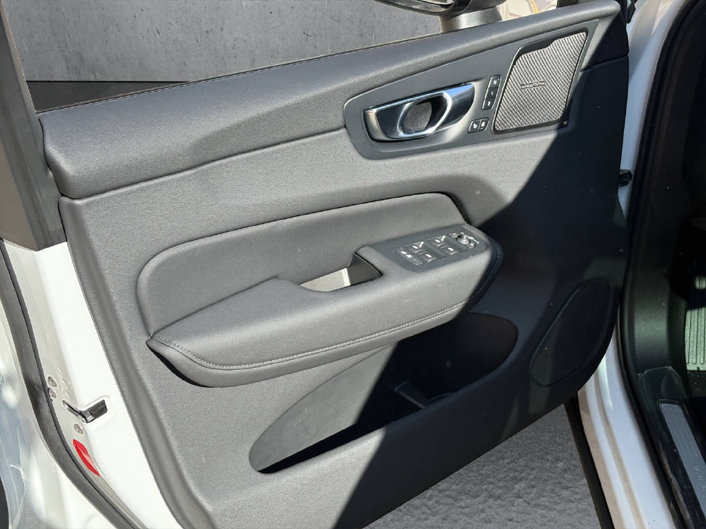 VOLVO XC60 2.0 T8 TE Ultra Dark eAWD-image-8