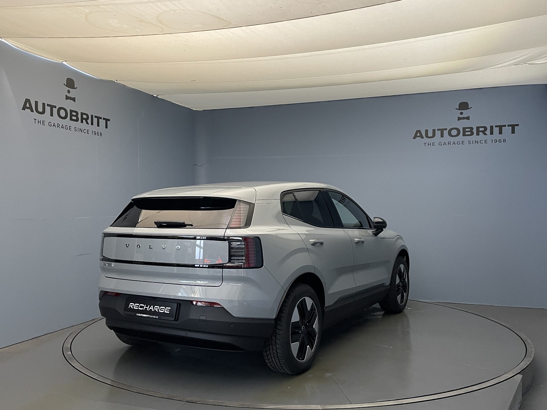 VOLVO EX30 E60 Plus-showroom-element-2