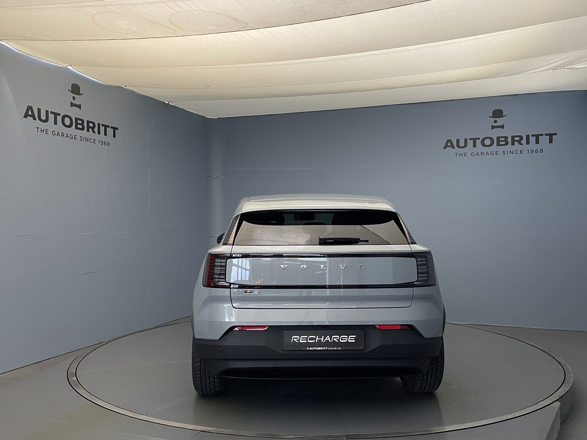 VOLVO EX30 E60 Plus-showroom-element-1