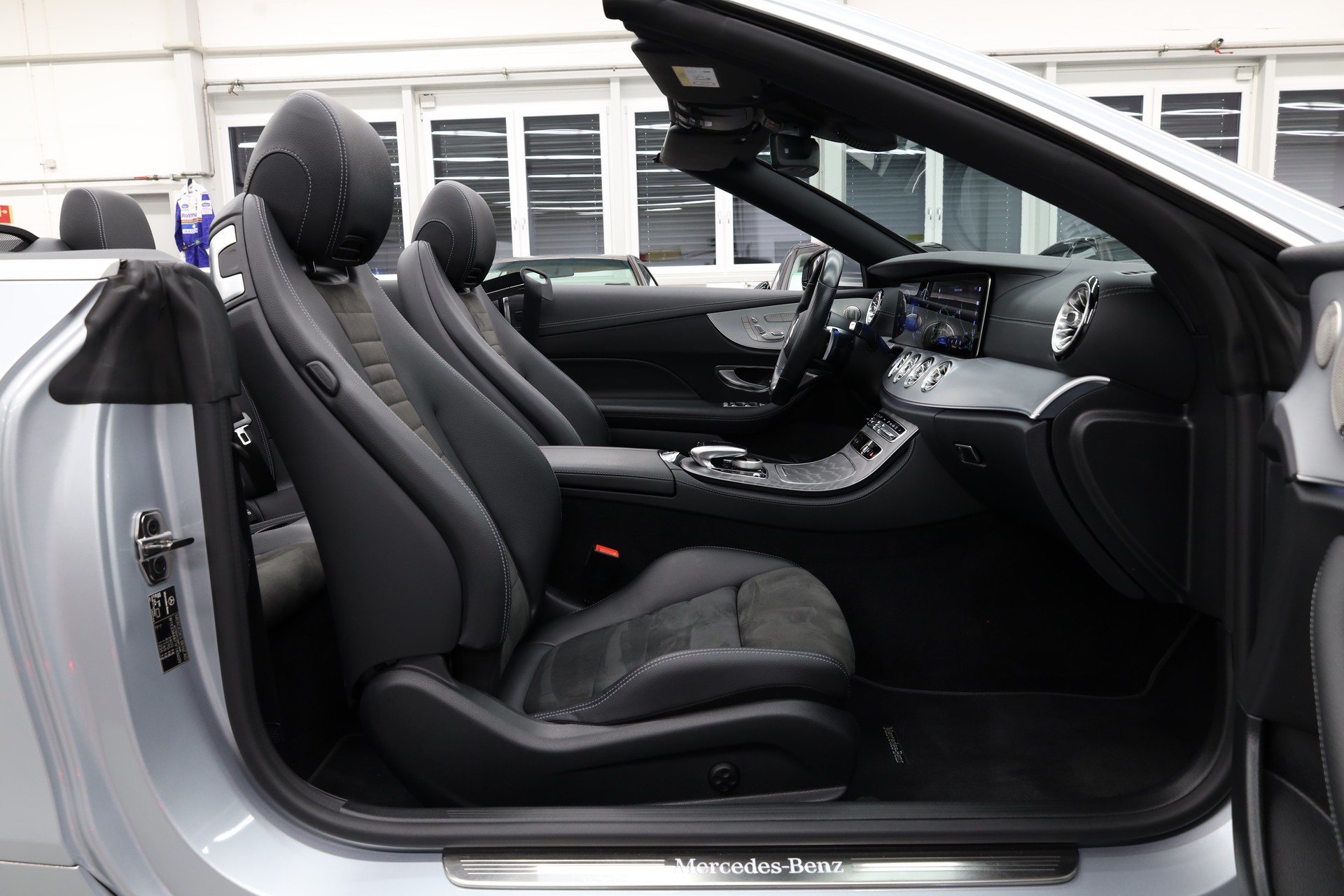 MERCEDES-BENZ E 200 AMG Line 4matic Cabriolet-image-14