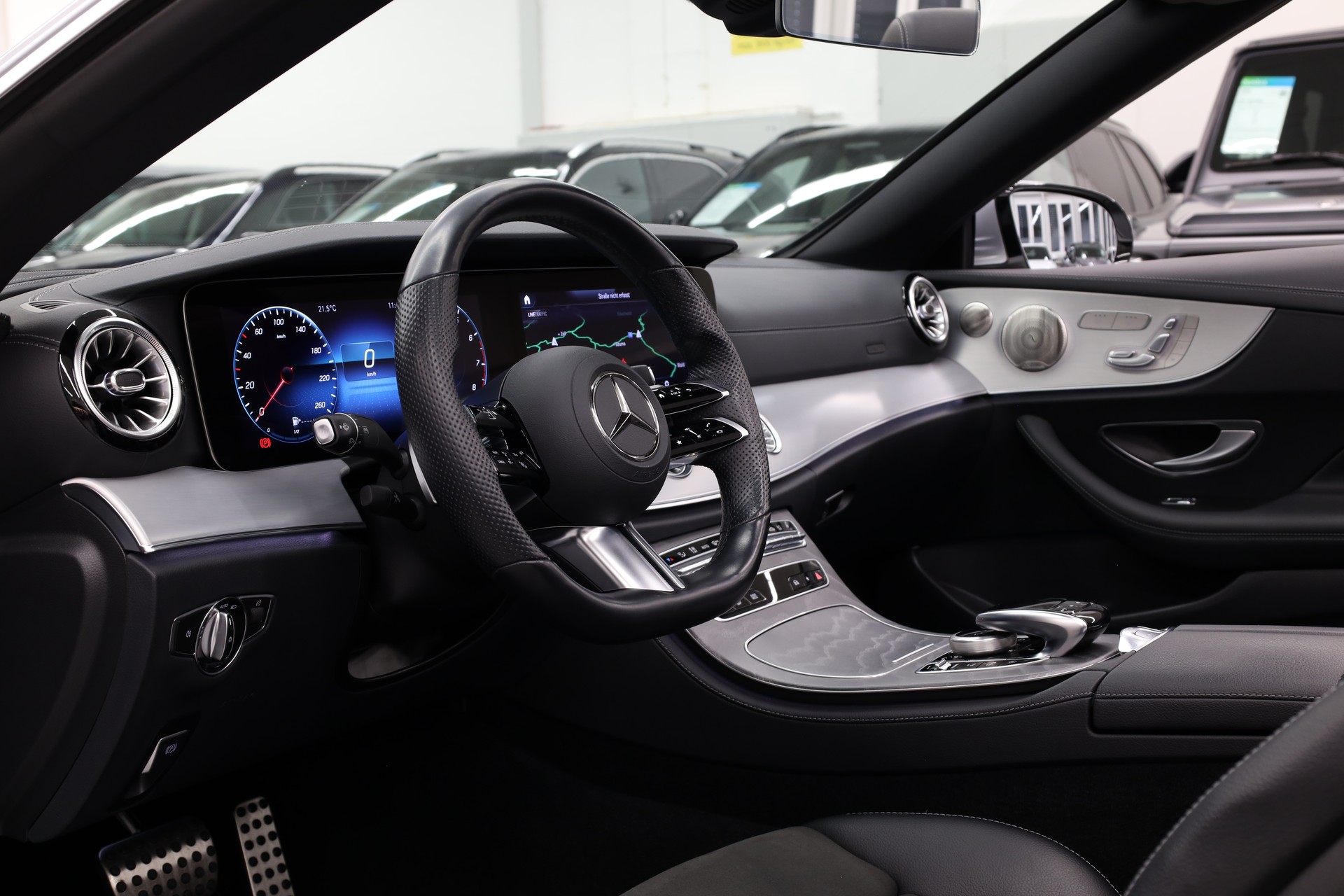 MERCEDES-BENZ E 200 AMG Line 4matic Cabriolet-image-16