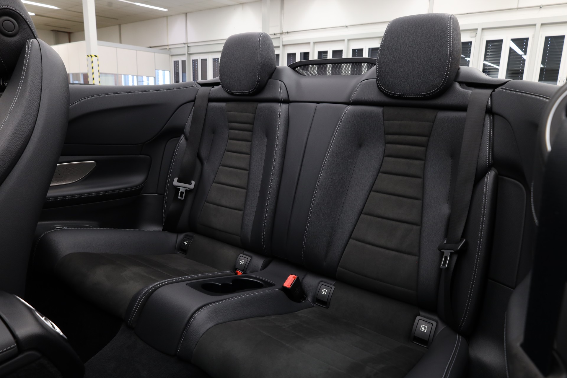 MERCEDES-BENZ E 200 AMG Line 4matic Cabriolet-image-24