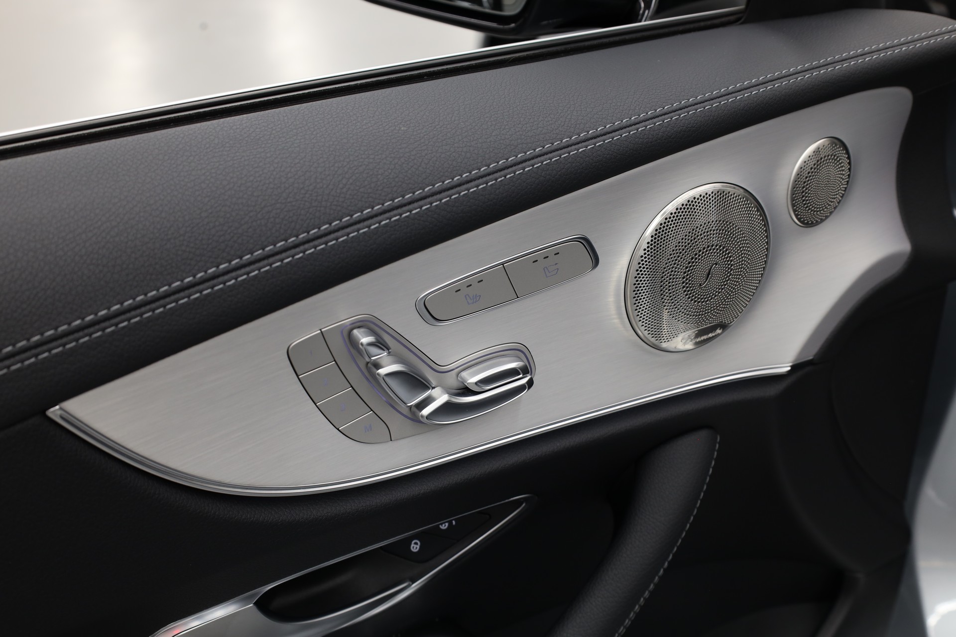 MERCEDES-BENZ E 200 AMG Line 4matic Cabriolet-image-21