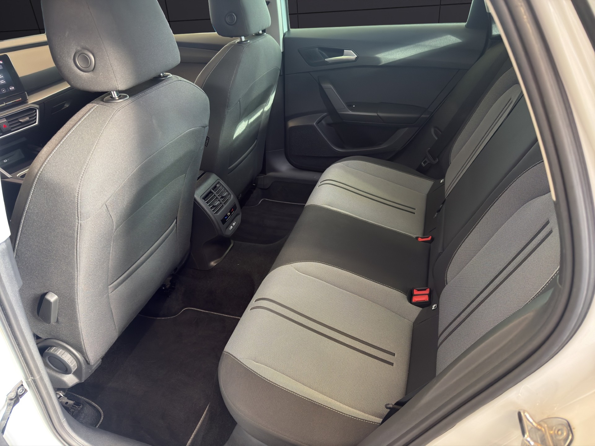SEAT Leon ST 2.0 TDI EVO DSG Music Edition-image-9