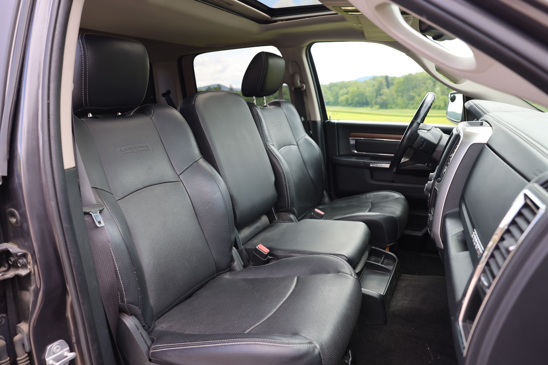DODGE RAM 1500 Laramie 5.7 V8 HEMI CrewCab-image-6